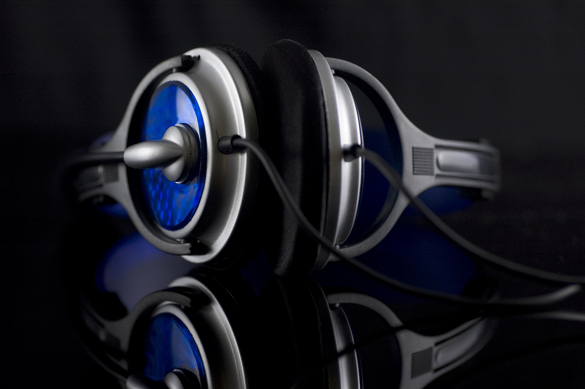 乐享周末分享吧# 入耳式耳机和半入耳式耳机是两种不同类型的耳机,各