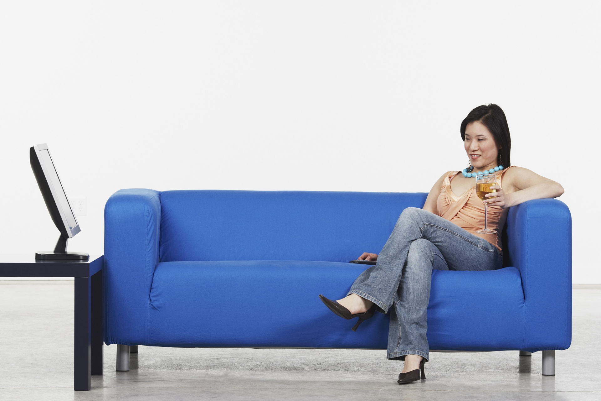 长时间坐在沙发上缺乏运动会导致肌肉不活跃,增加患肥胖,心血管疾病等