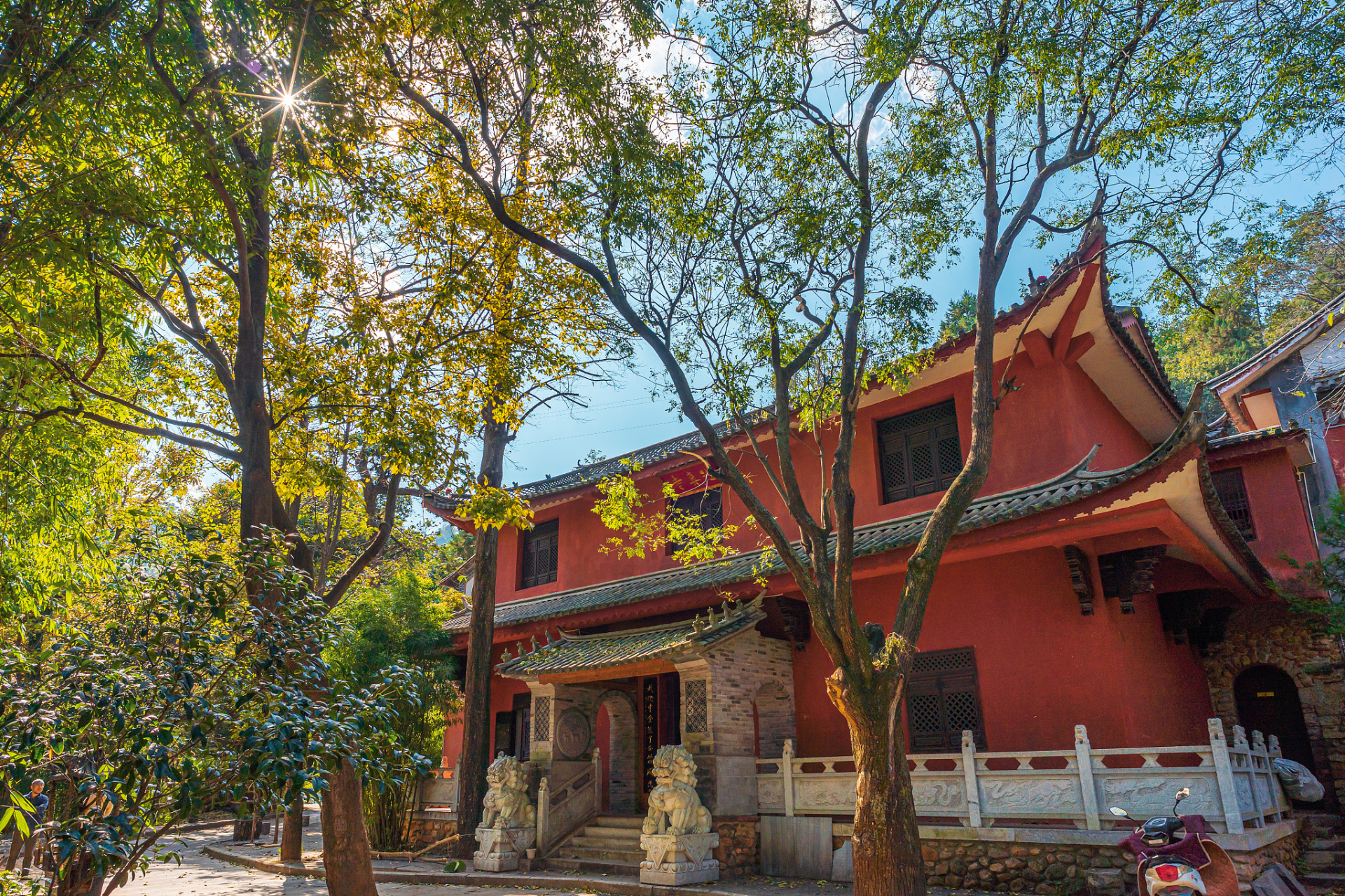 二程文化园:位于伊川县城西,荆山公园脚下,是为纪念北宋著名思想家