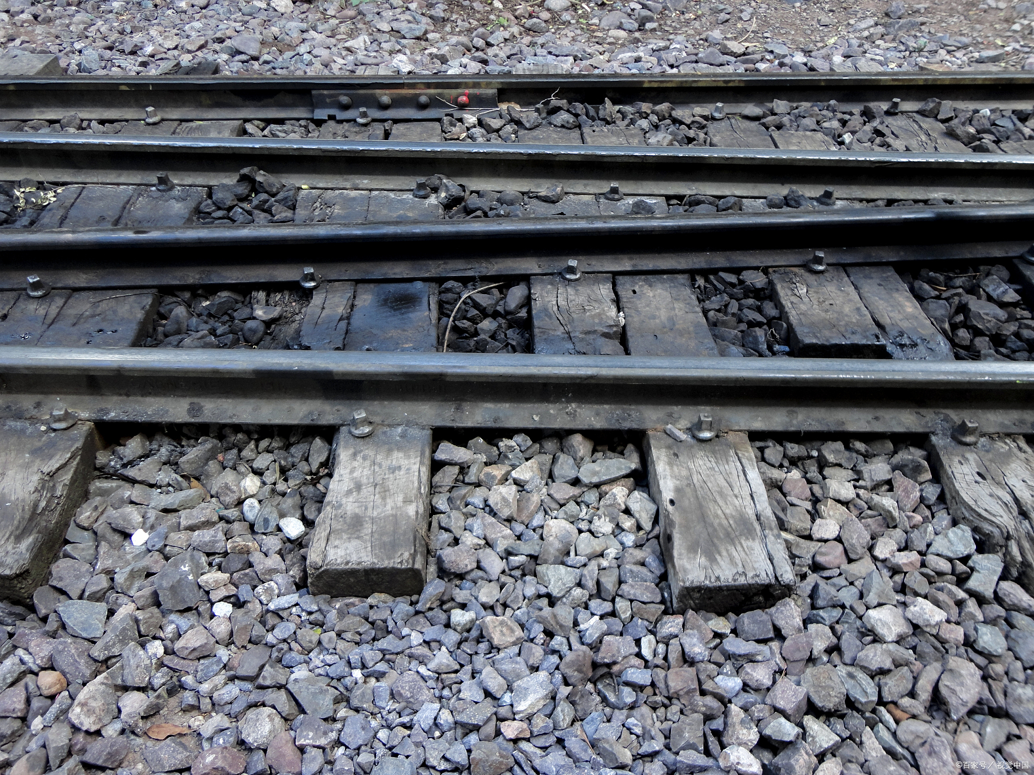 高铁轨道铺碎石的原因