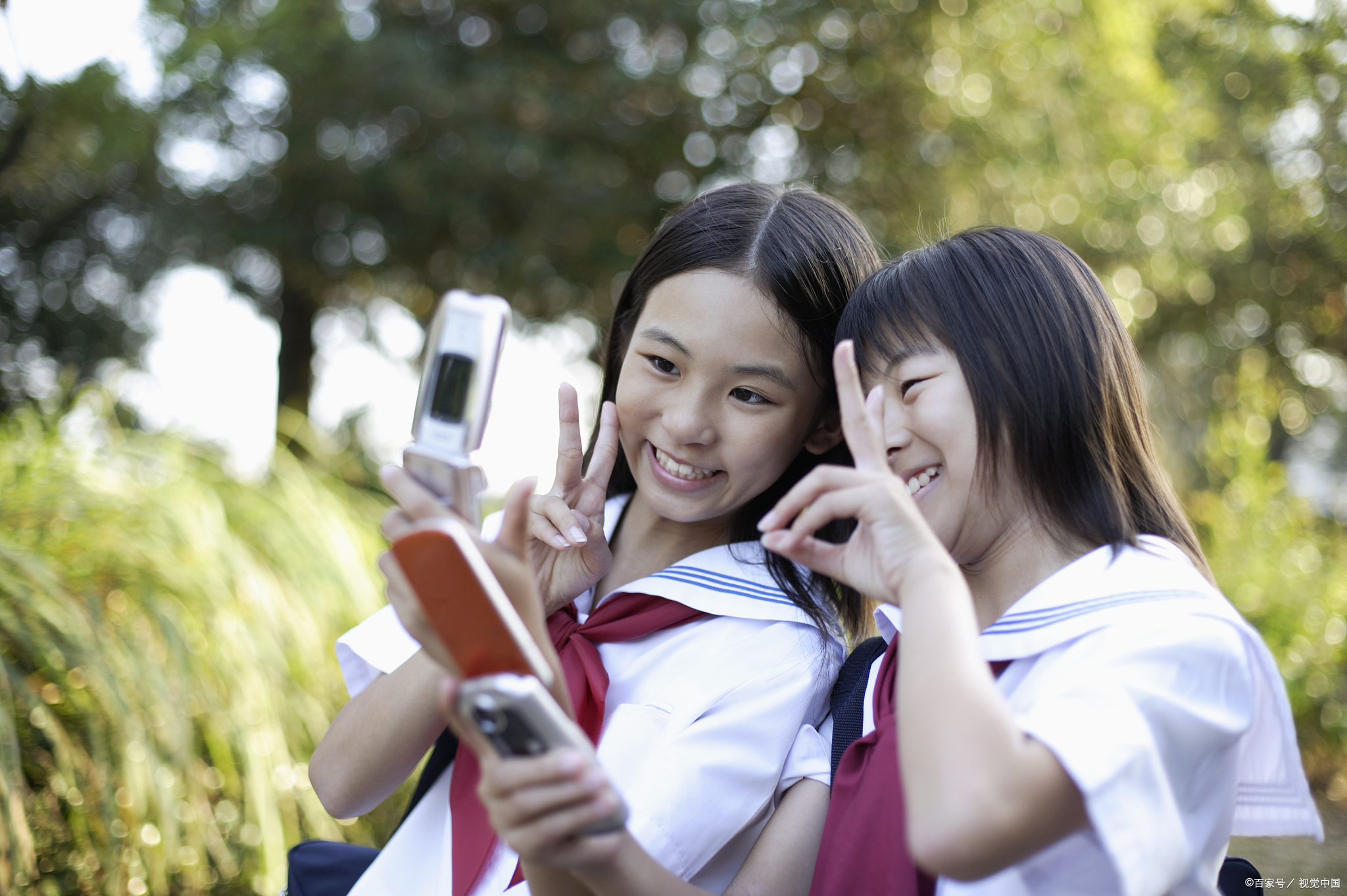 皱着眉头 中学生图片