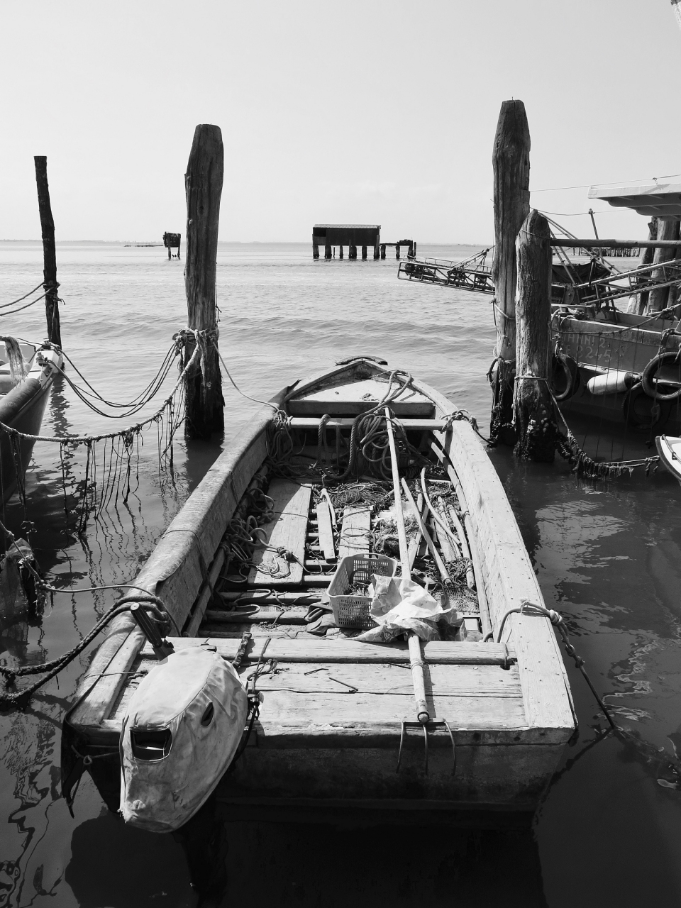 看到这艘小破船,真是让人觉得既可恨又可笑