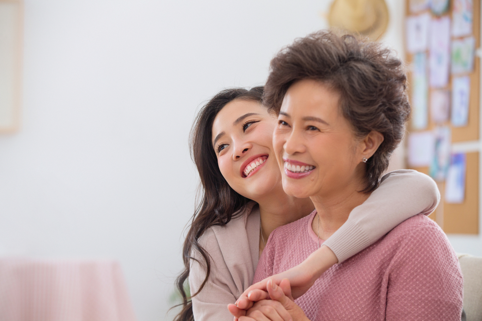 与婆婆相处需注重细节和沟通,通过建立良好的沟通渠道,尊重对方的生活