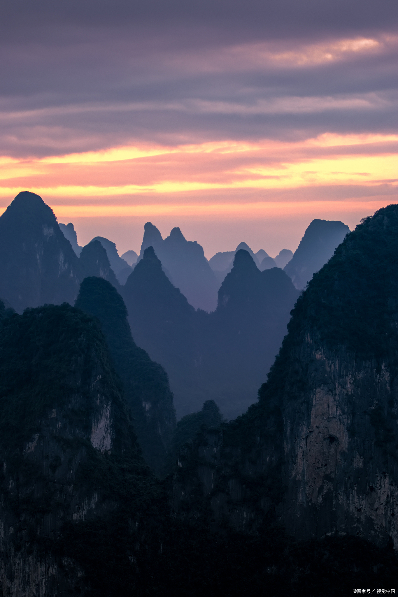 中国五十座名山之一,山势起伏,蜿蜒曲折,因常有云雾缭绕得名