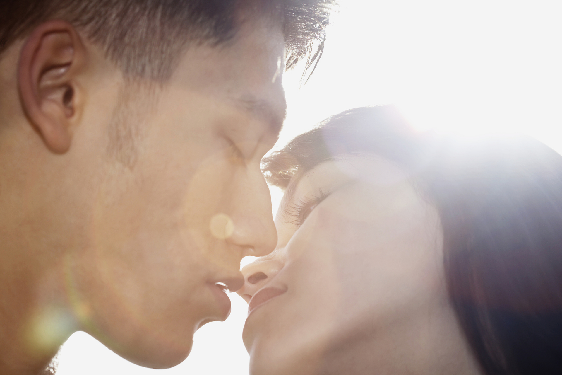 经常看到这样一幕:男主角牵着女主角的手,然后给对方的手背来一个深吻