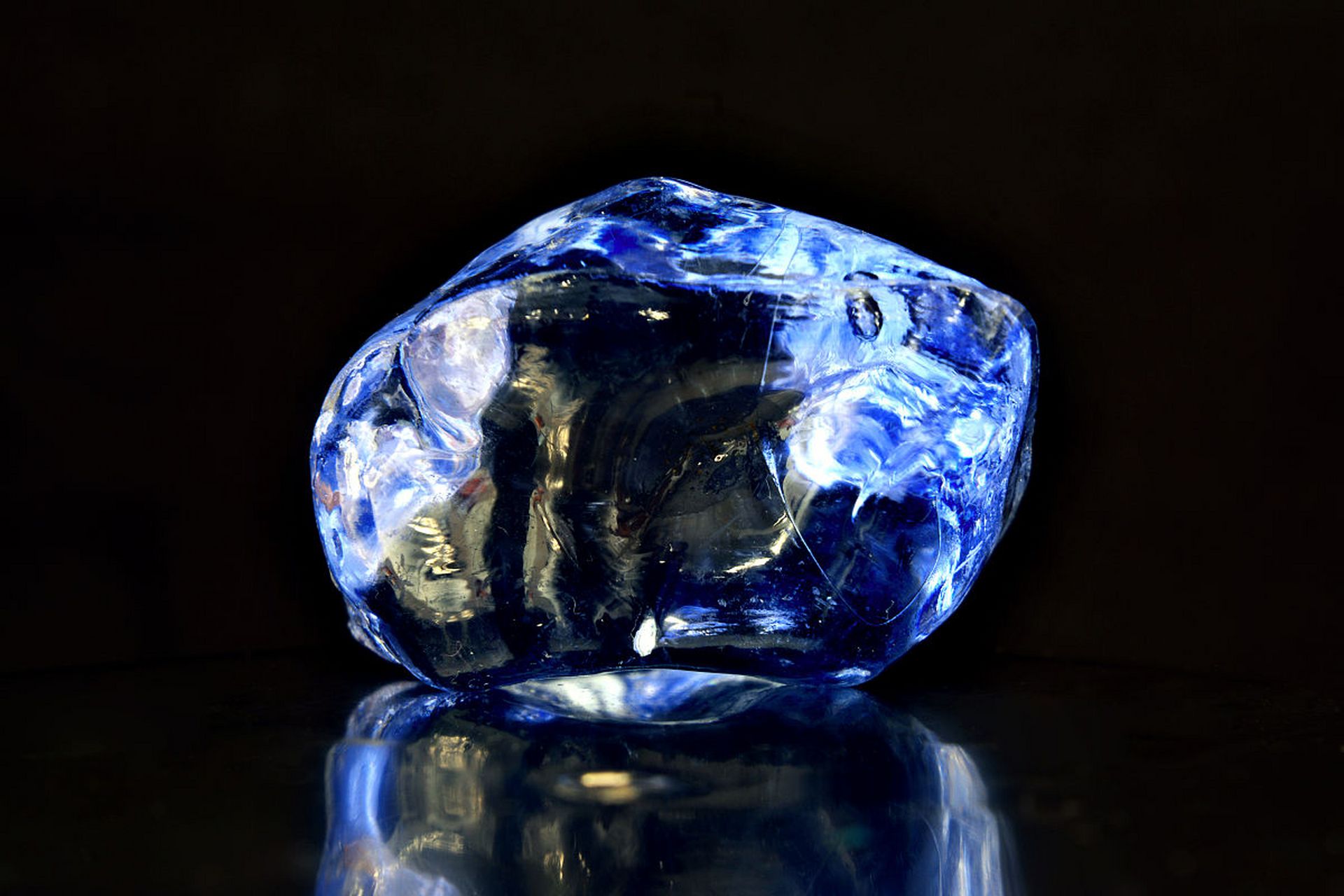 由于其独特的深蓝色调,蓝宝石一直以来都备受人们的喜爱.