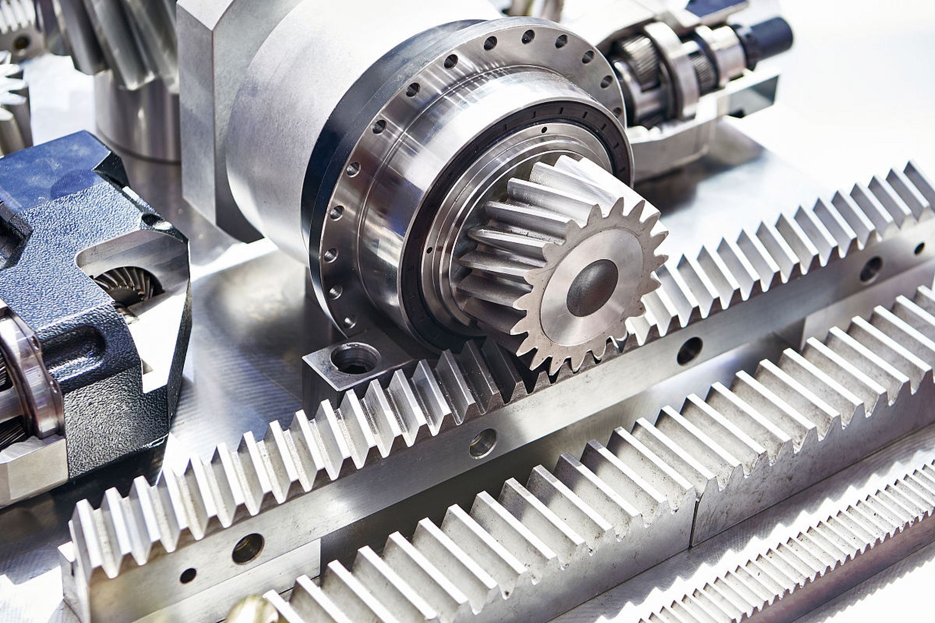 或将齿条的往复直线运动转变为齿轮的回转运动