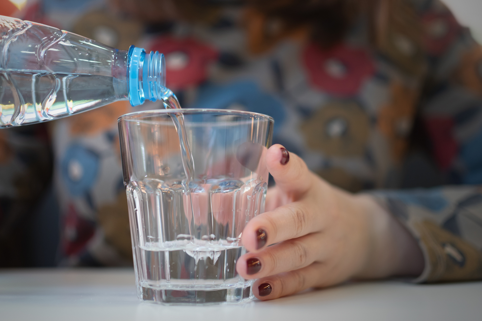 每天四个最佳喝水时段  1,晨起一杯水:通便,润肠 早晨起床后喝一杯水