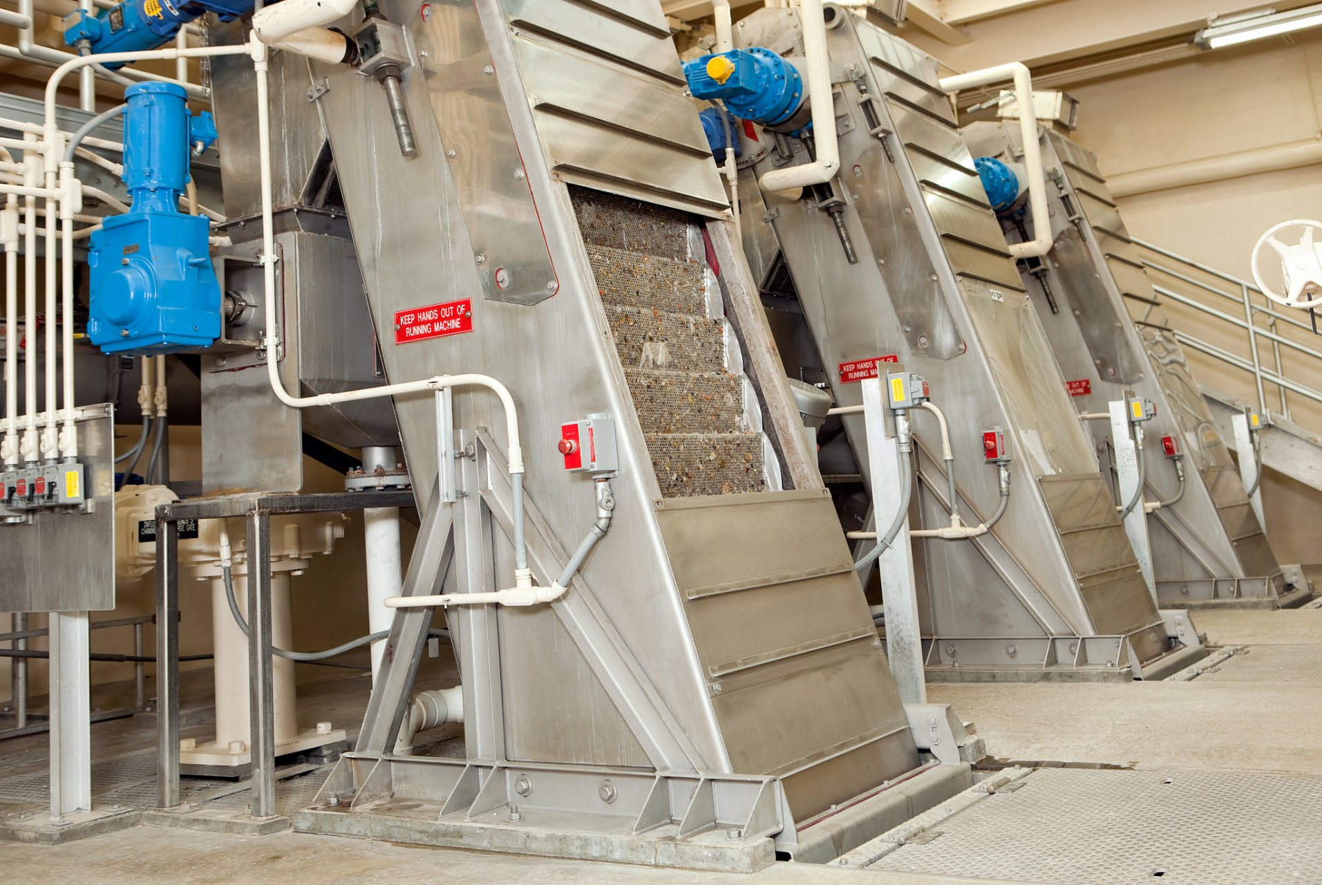 回转式耙斗清污机# 固定安装在进水口处,主要由栅体,回转齿耙,撂貂