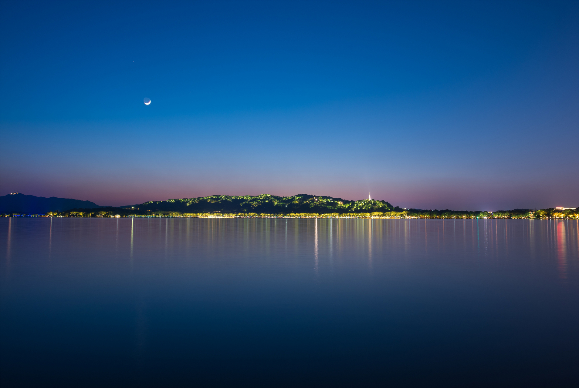 夜幕降临,湖面平静 月亮回到湖心,悄悄地闪烁 野鹤奔向闲云,飘荡在