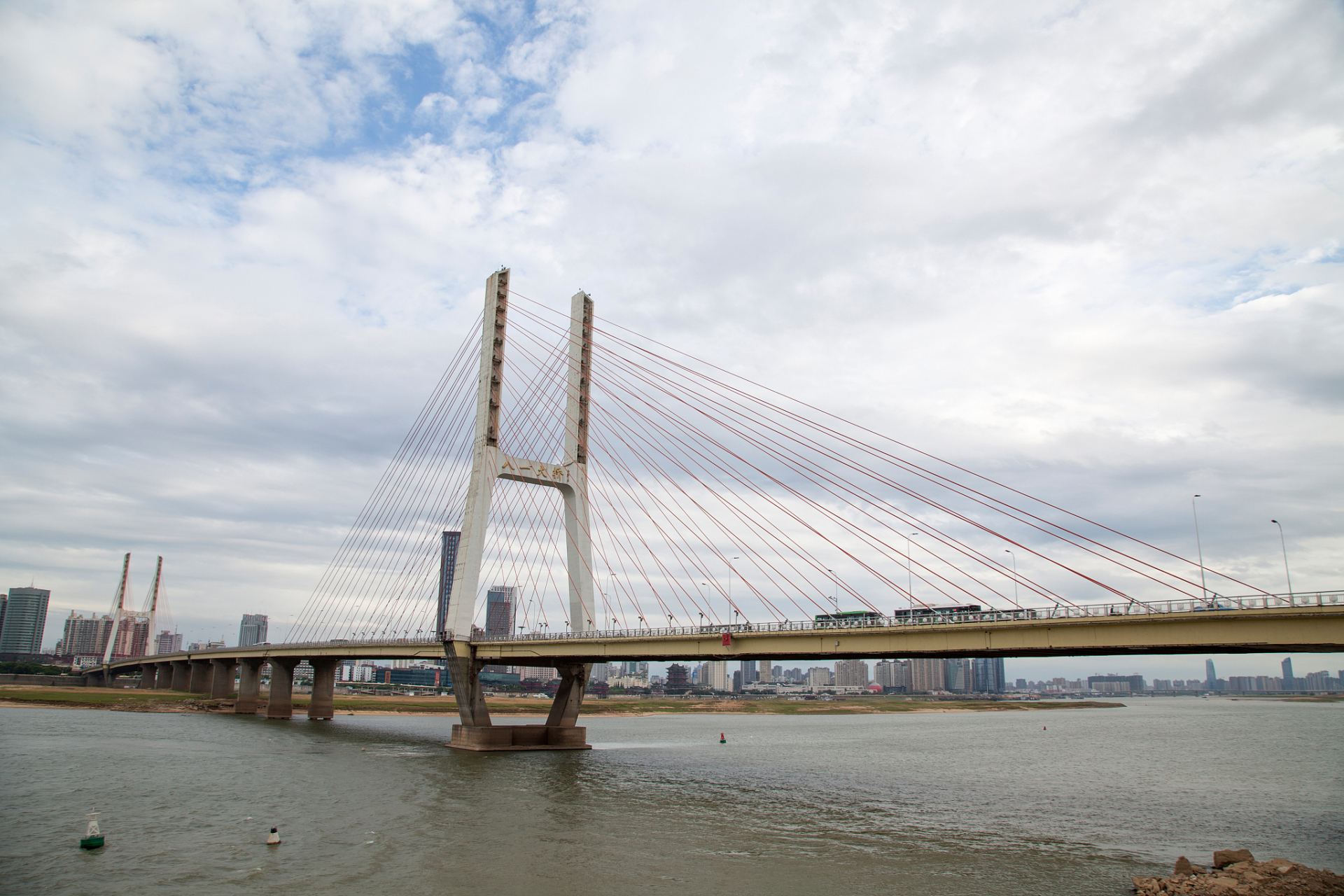 八一桥底下晚上去会有什么: 1.