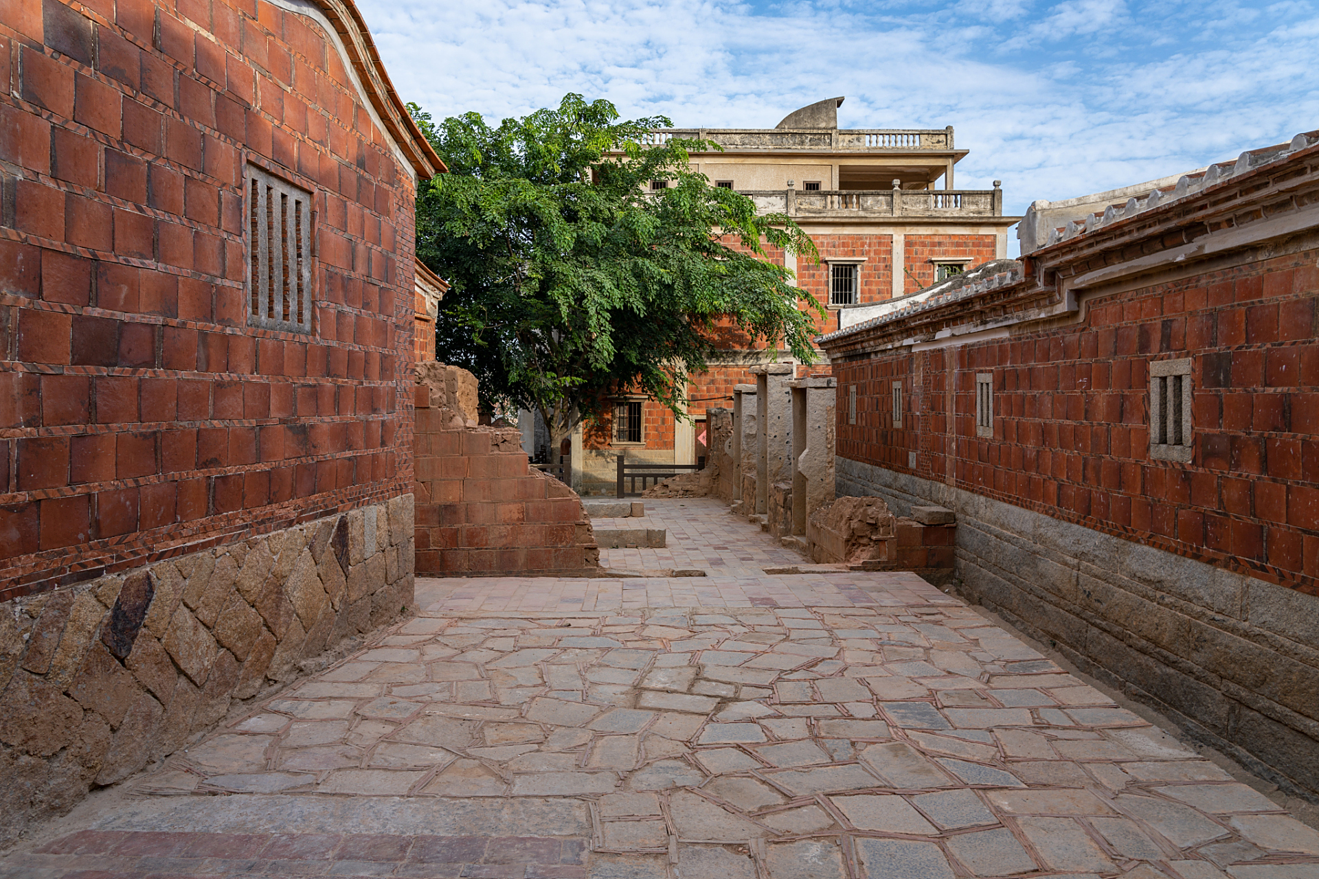 晋江梧林古村落是一座保存完好的明清古村,其独特的建筑风格和传统