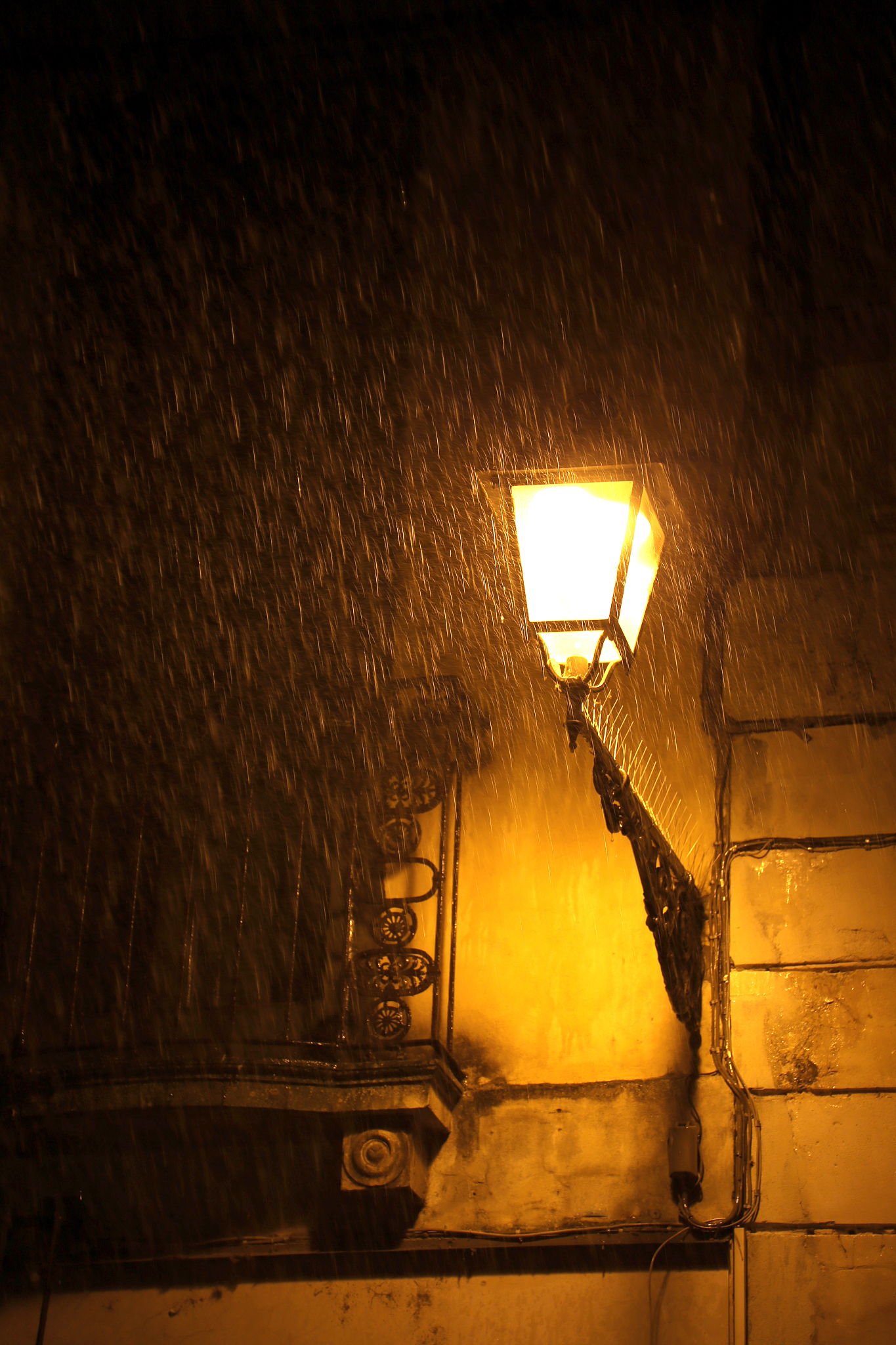 心雷雨雷雨夜晚图片窗外的雨晚上图片真实照片窗外夜晚窗外下雨的图片