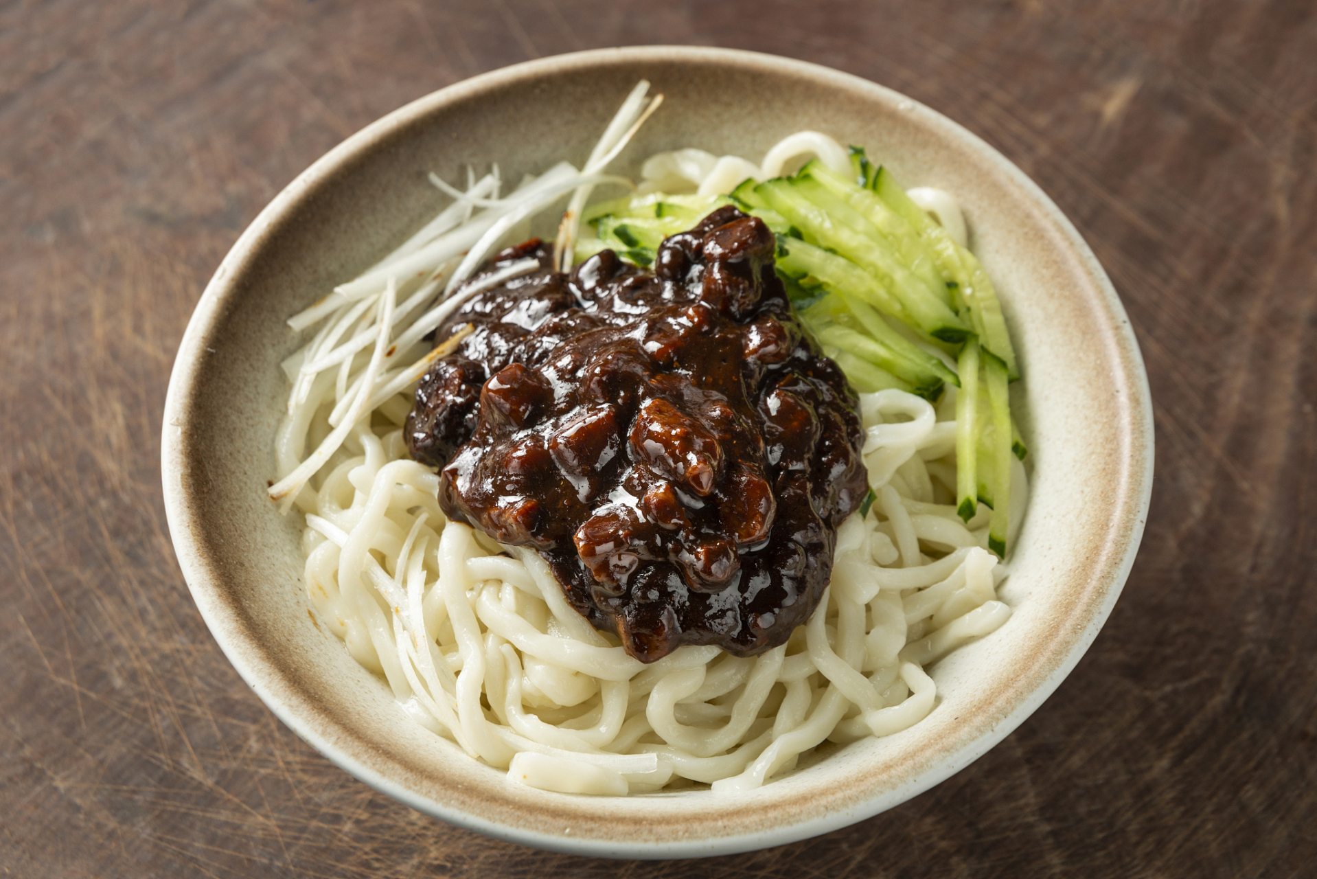 #动态连更挑战# 炸酱面是一道受欢迎的传统中式面食,源自北京.其主要