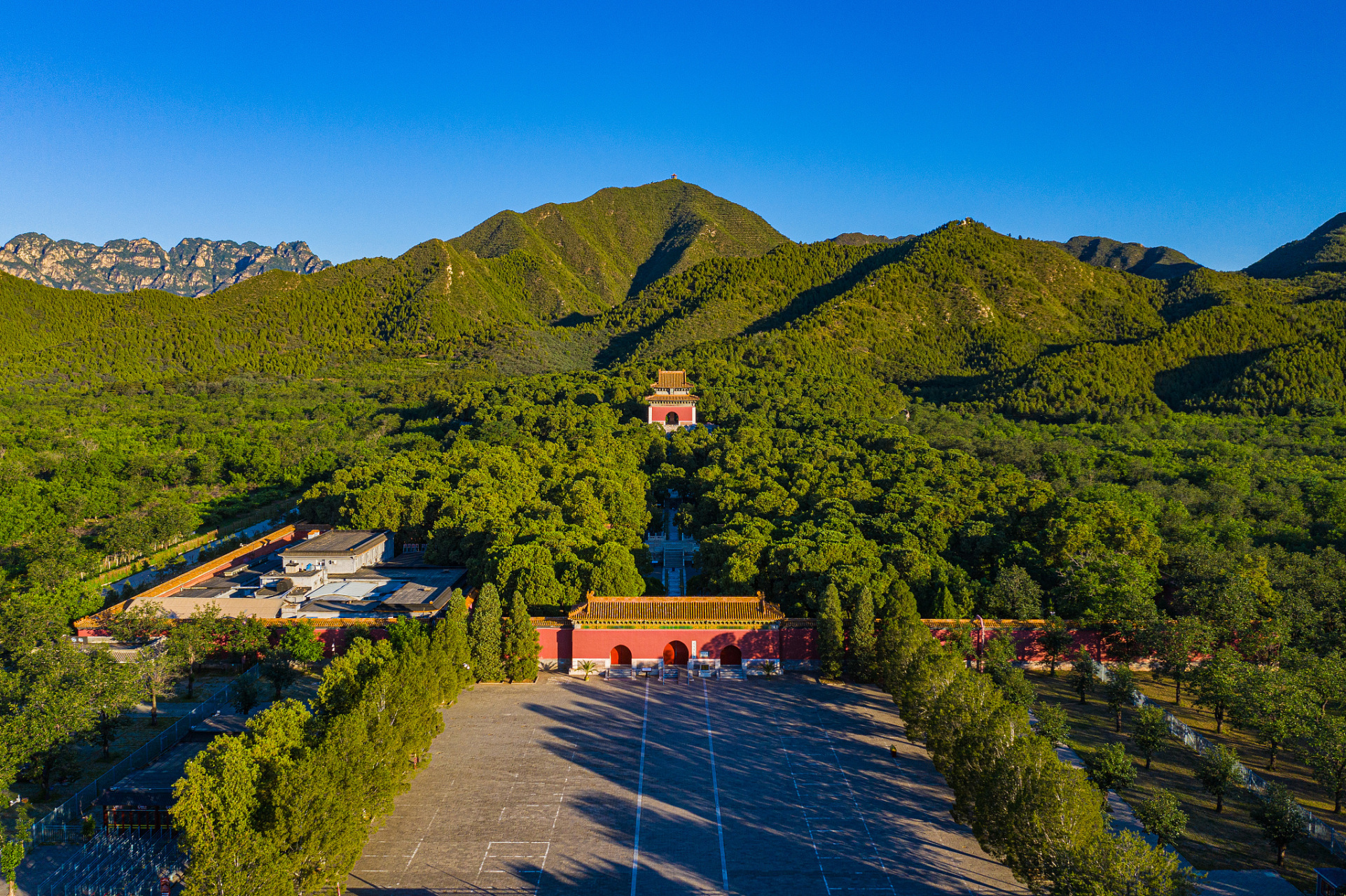 明十三陵,位于中国北京市昌平区,是明朝皇帝的皇家陵寝,是中国古代