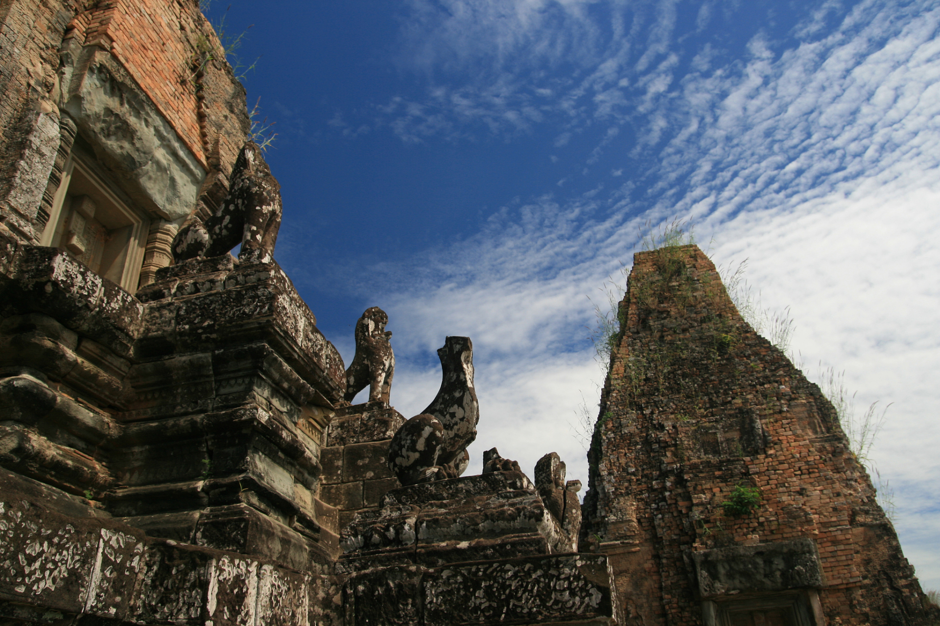 吴哥窟(angkor wat)是柬埔寨最著名的旅游景点之一,也是世界上最大的