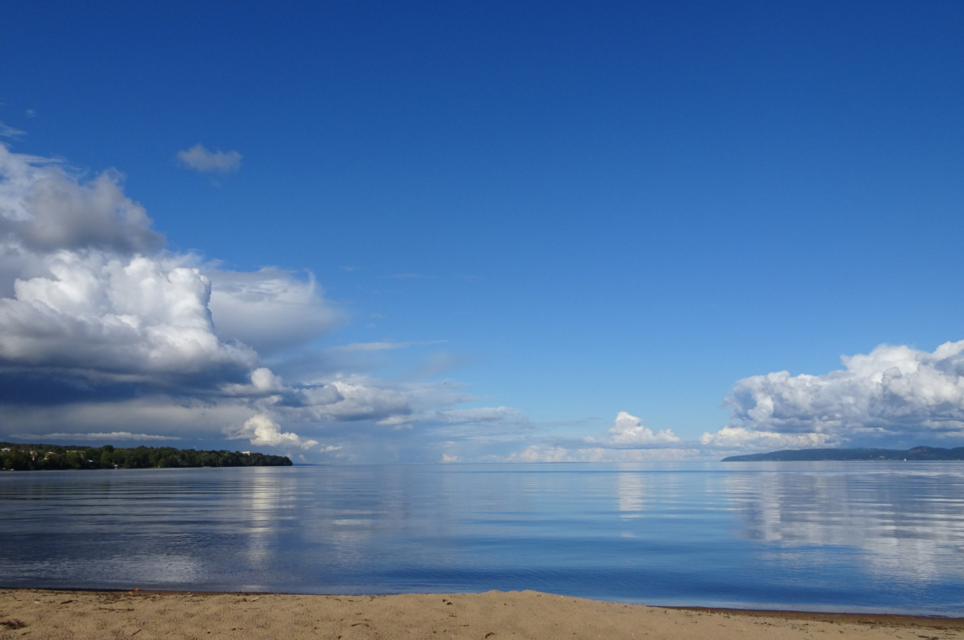 人心有个真境,非丝非竹而自恬愉,不烟不茗而自清芬.
