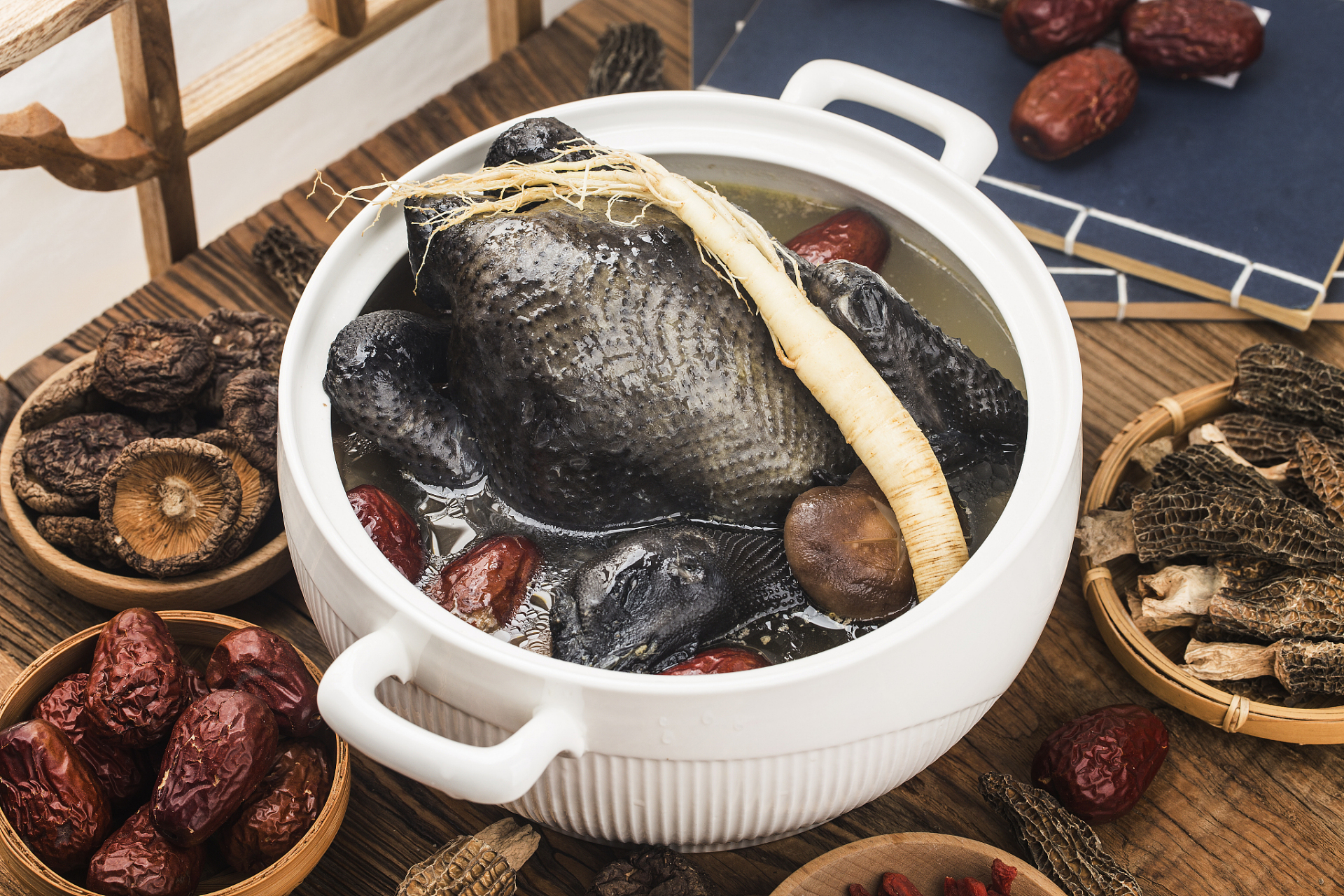 人参乌鸡汤 15克人参,10克当归,15克黄精洗净,8颗