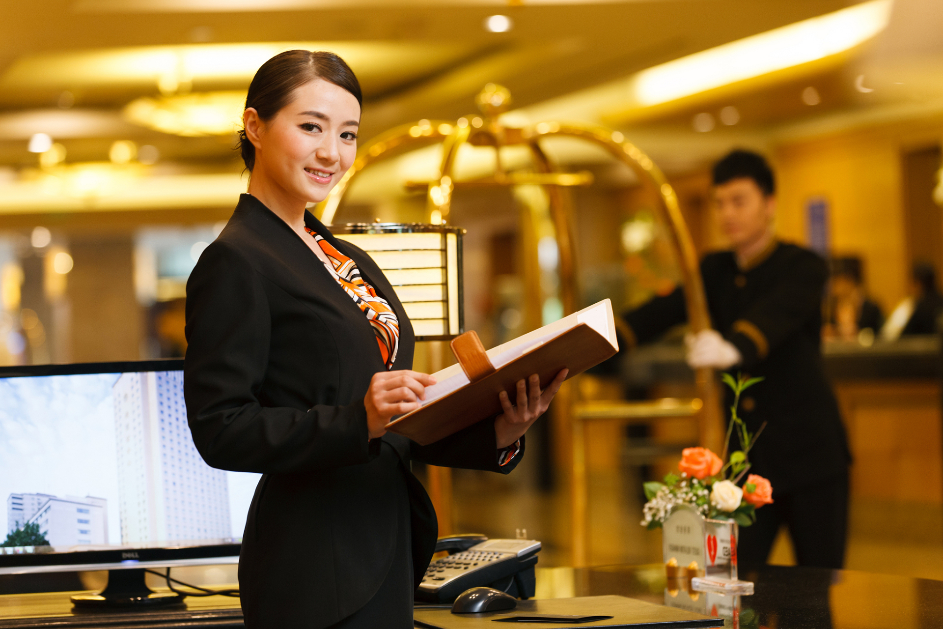 酒店上班,有些女服务员的衣服内裤奶罩经常喜欢晒在被客人看见的地方