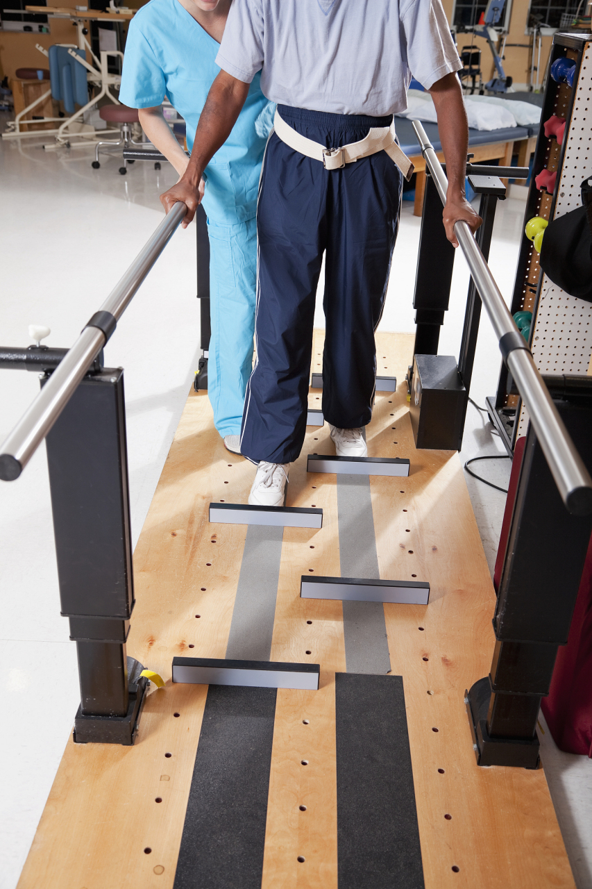 脑梗偏瘫康复训练:站立训练的方法及步骤 #脑梗偏瘫正确康复训练