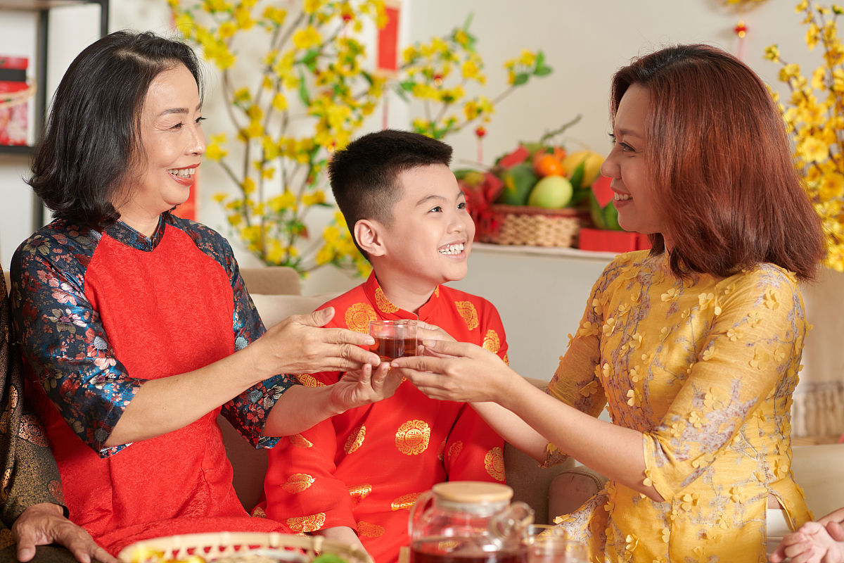 前几天,我老公冷不丁地问我:"今年过年给我妈多少钱?