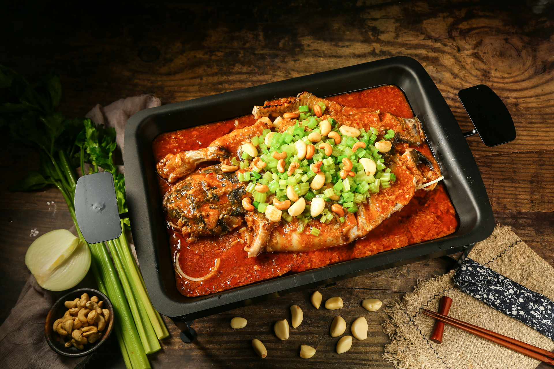 满江秋烤鱼是冬日里的一道美食,选用新鲜鱼类,经过精