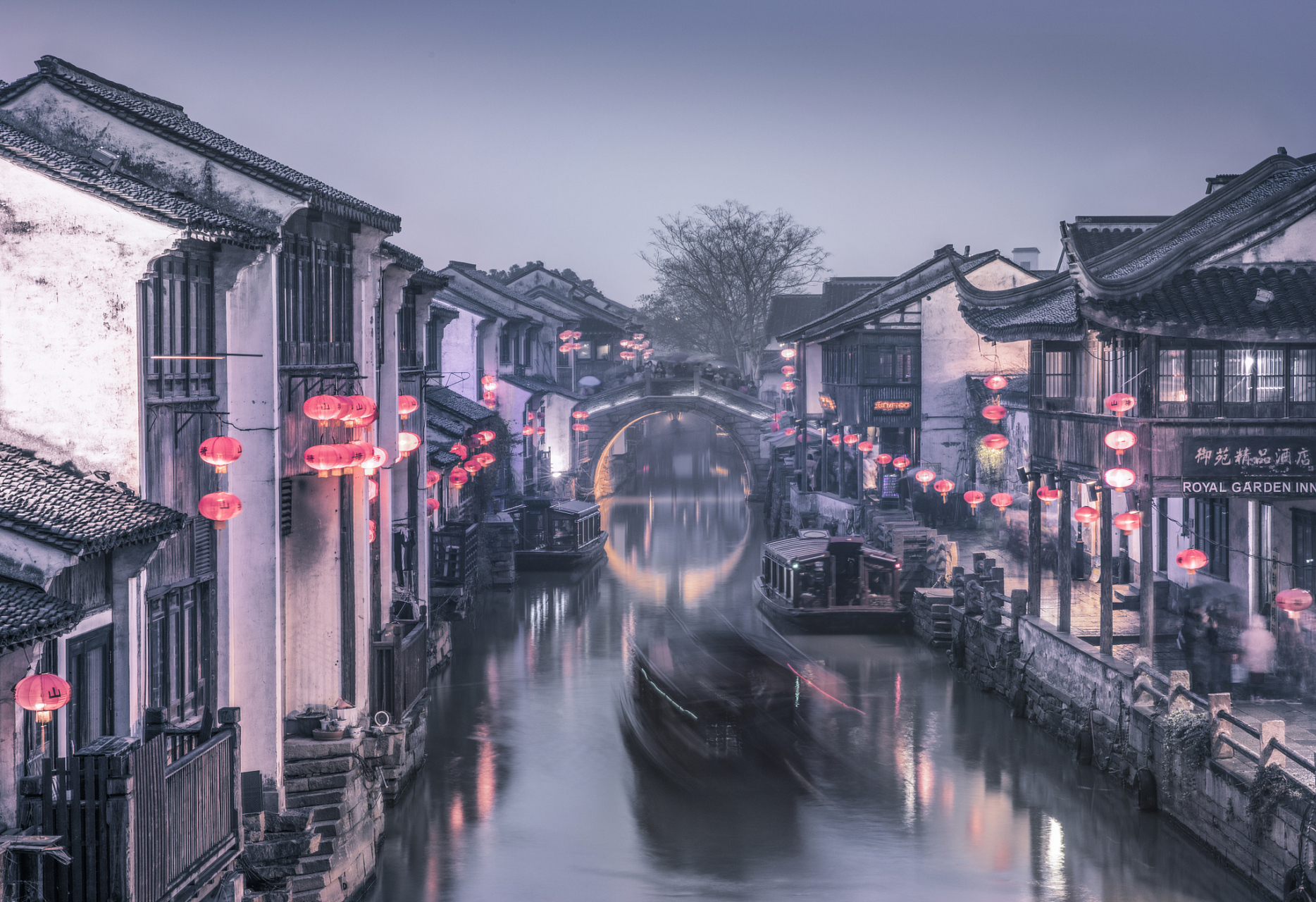 山塘街位于江苏省苏州市,是一条历史悠久的古街道,也是江南水乡的代表