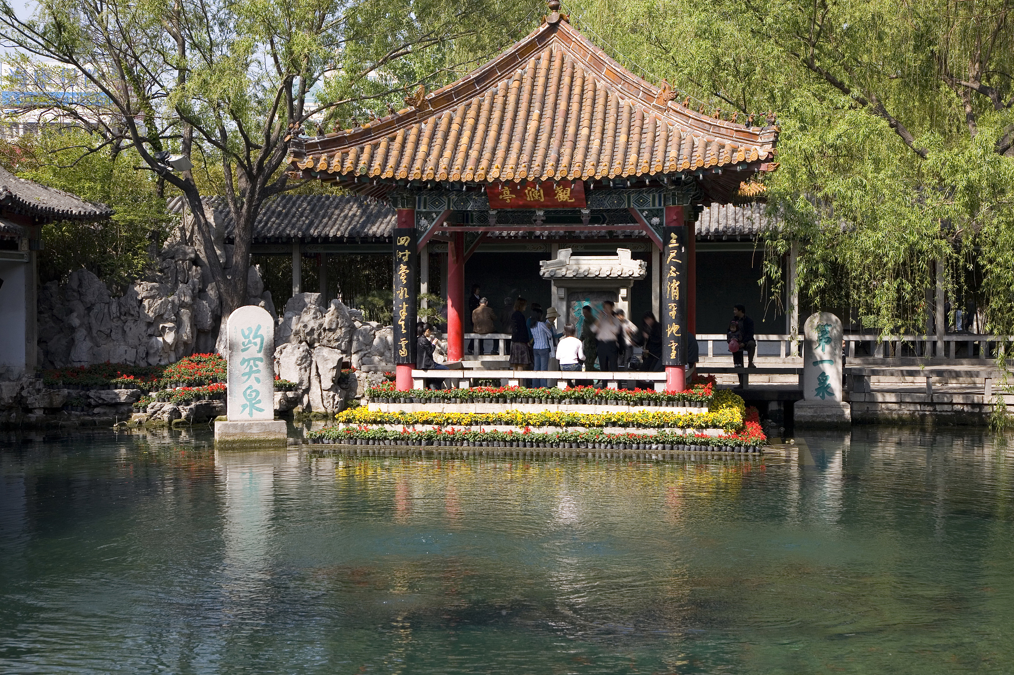 大明湖:济南的美景,登上湖心亭俯瞰,尽收眼底的壮丽景色