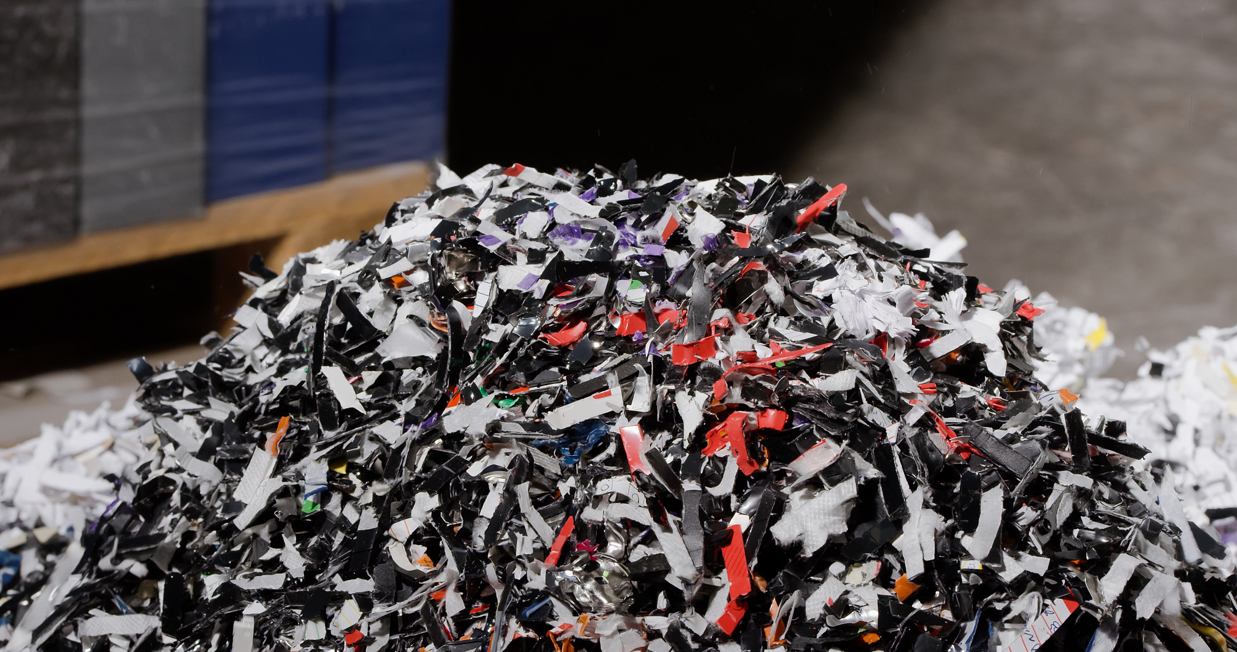 废旧锂电池的回收处理方法,与现有技术相比,采用干式粉碎分选,使得