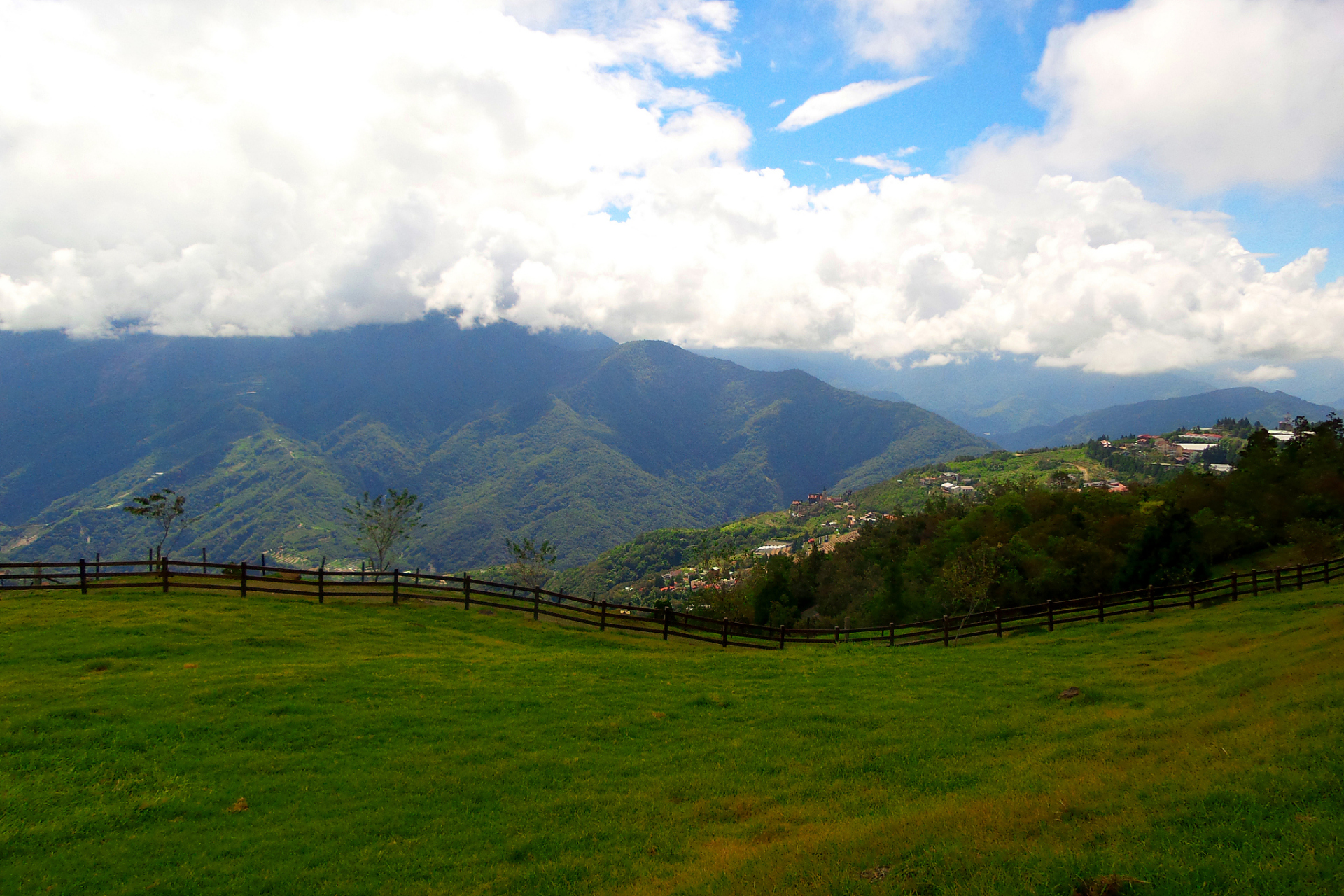 位于海南三亚市西部40公里处的南山山麓,三亚大小洞天创立于南宋时期