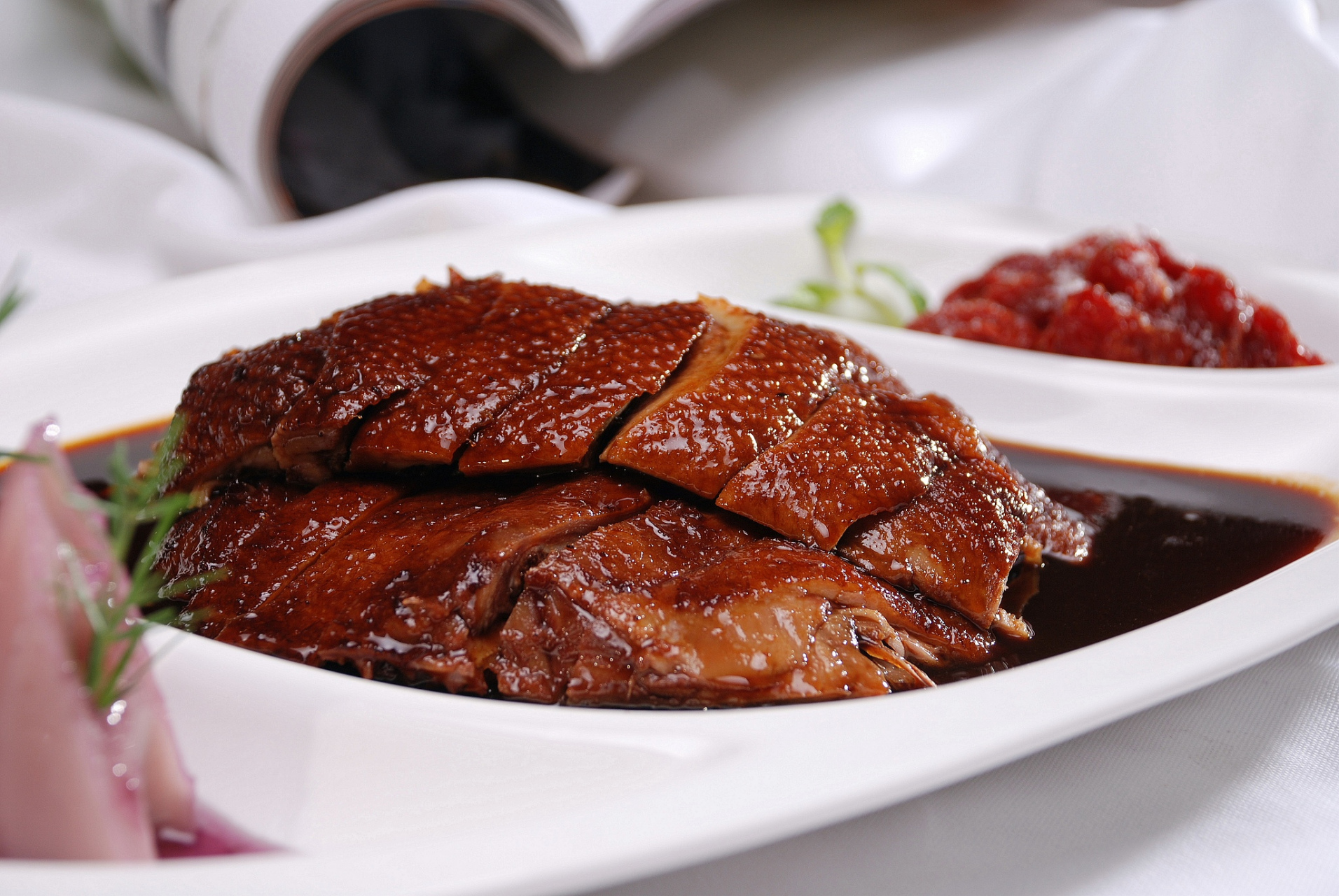 本文提供了详细的五香卤鸭做法,包括材料和步骤的说明.