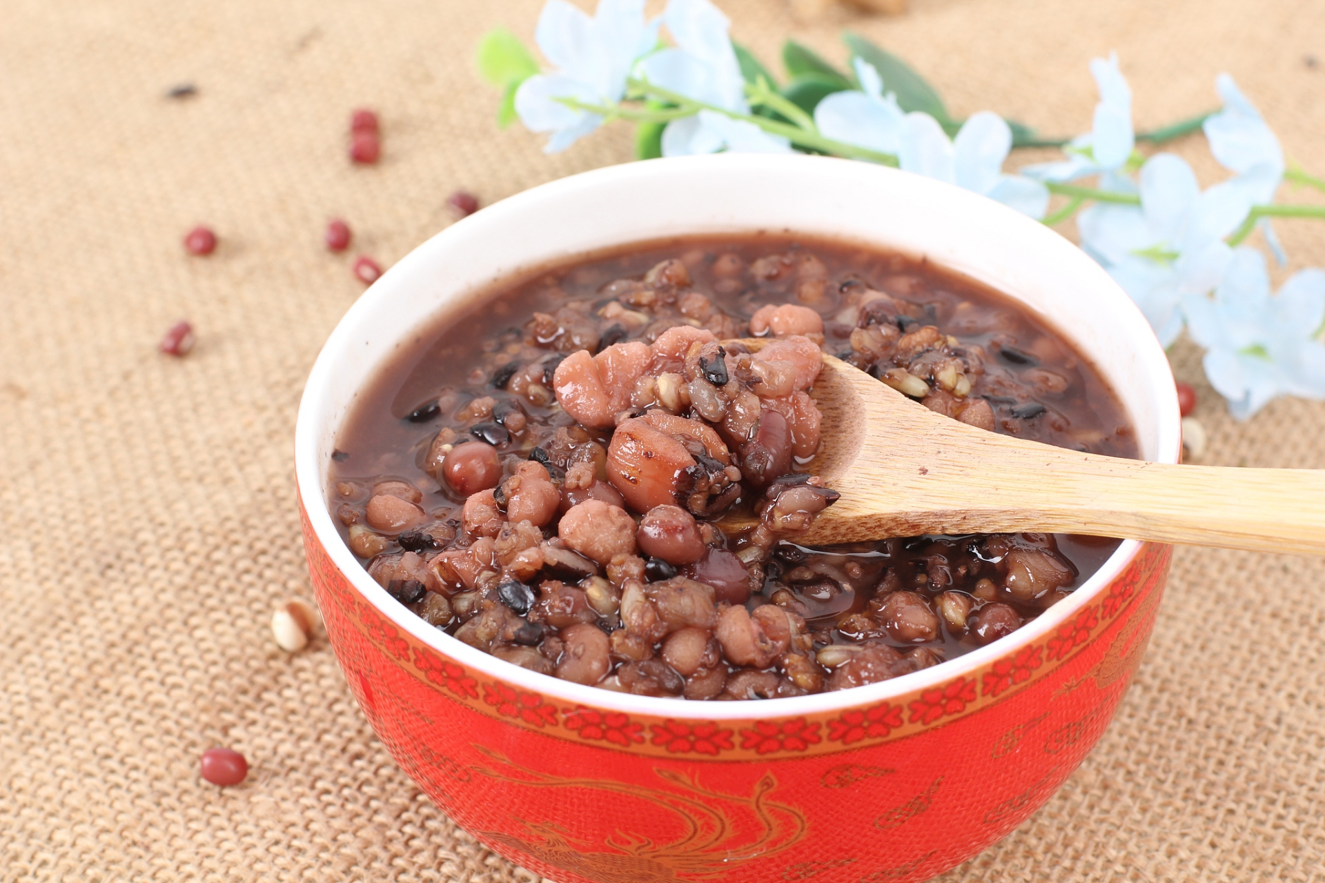 红豆薏米粥:红豆和薏米都具有利尿消肿的作用,煮成粥可以清热解毒