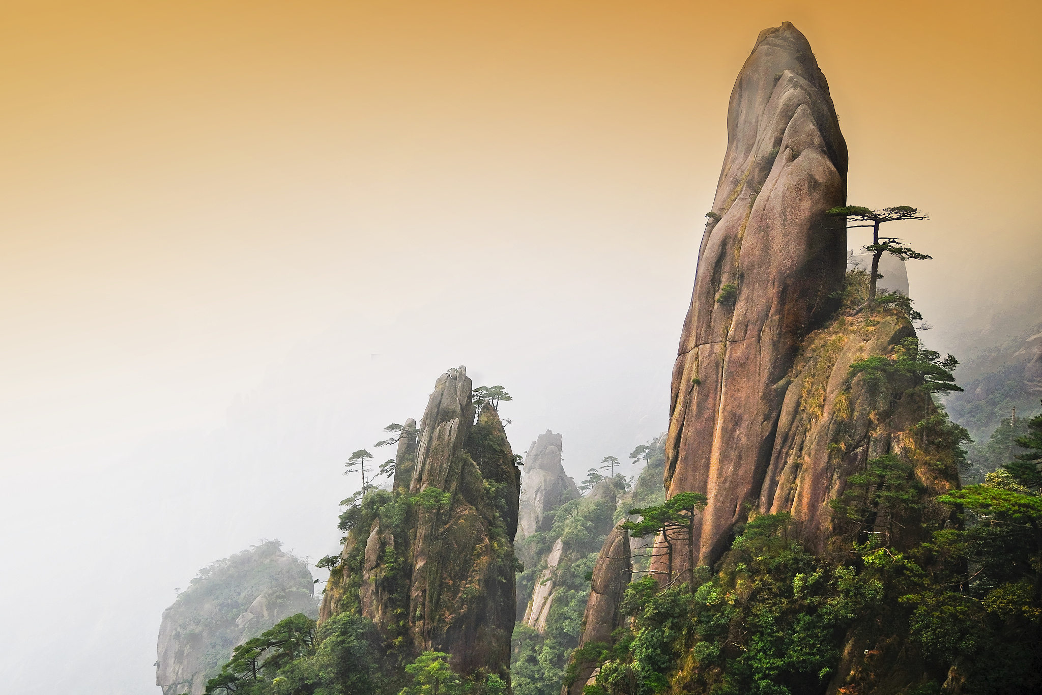 与云雾为伴,登上太姥山峰顶,领略壮丽无比的景色