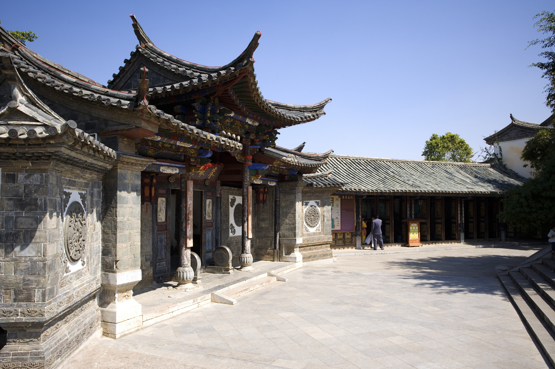 陈家大院位于四川省西昌市川兴镇高山堡,是保存较好的院落式古民居.