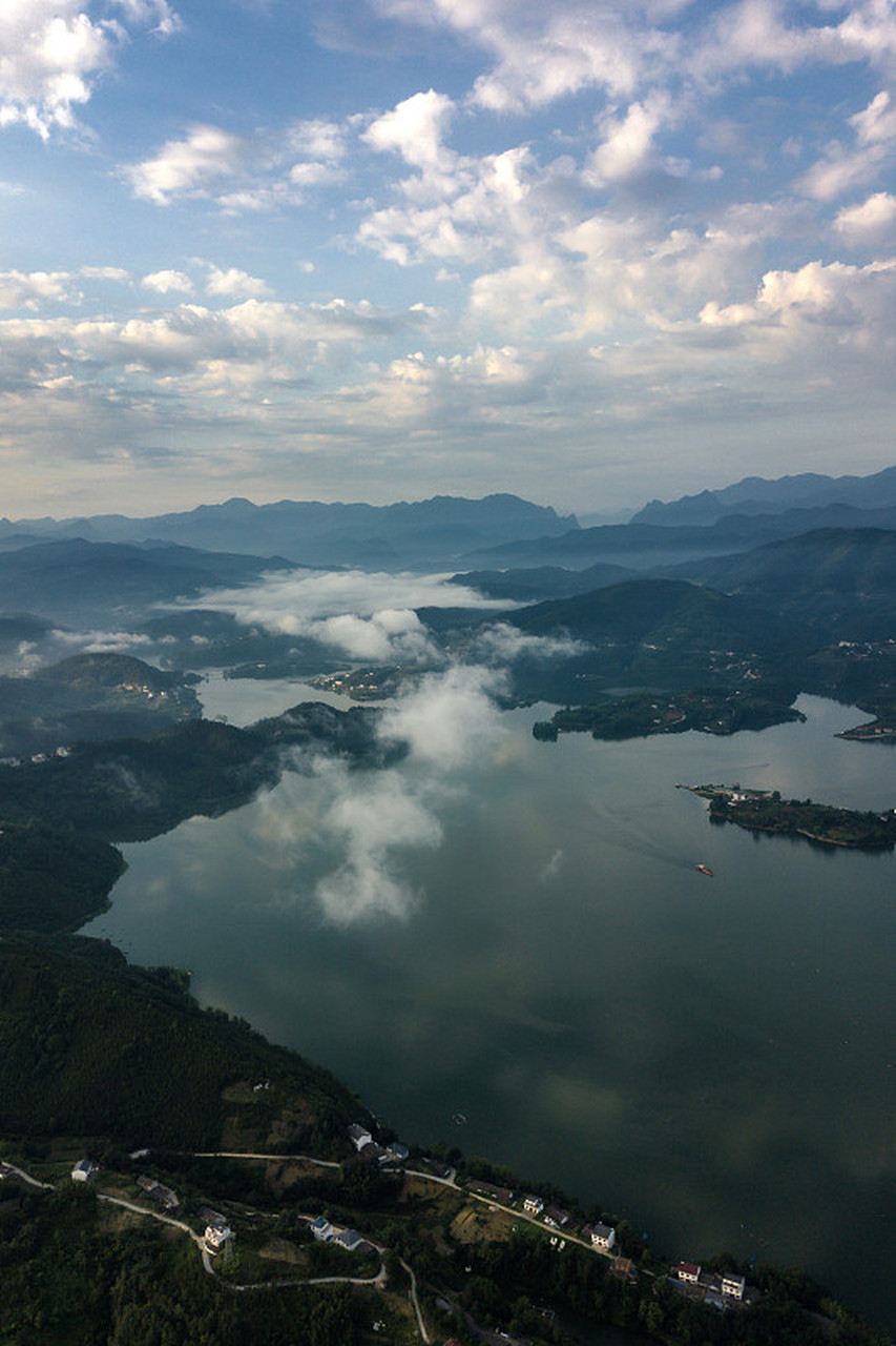 安康瀛湖,位于陕西省安康市汉滨区,是陕西最大的人工湖.