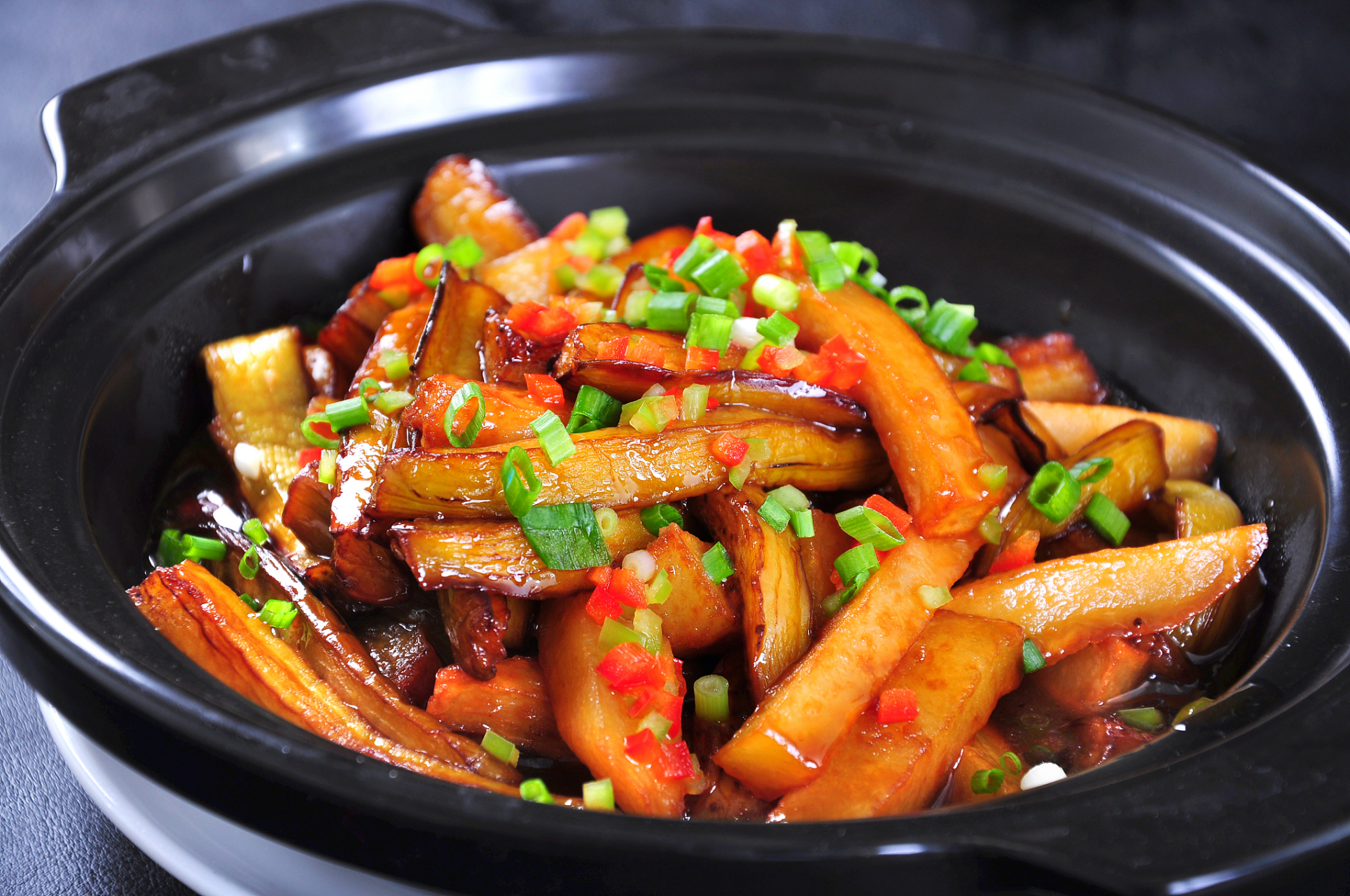 一道茄瓜煲家常菜,大人和小孩都喜欢吃.