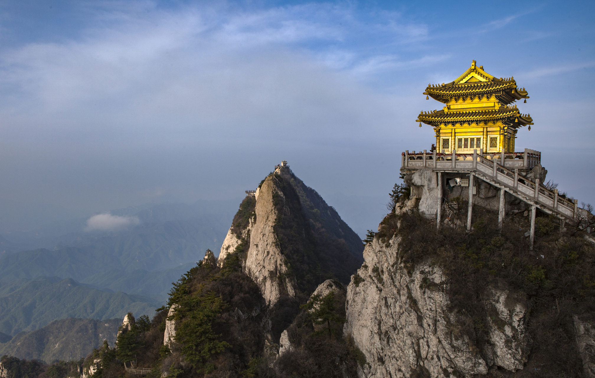 五一当日,河南洛阳栾川老君山景区当日达到限流标准,停止售票,让不