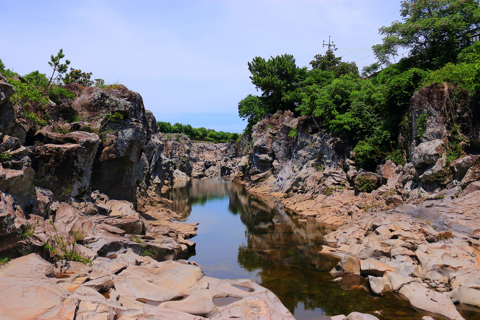 蛇蟠岛矿山公园,位于浙江省台州市三门县上蛇线,被誉为"中国加勒比"