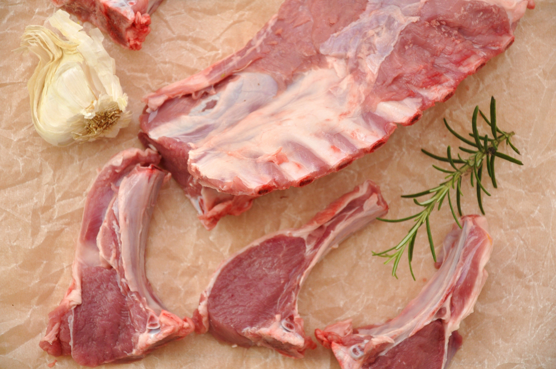 谈及内蒙古的羊肉为何如此美味,不得不先从那片广袤无垠的草原说起.