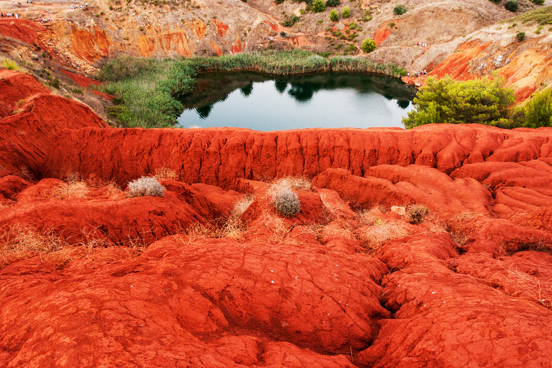 红色中国之川西红石滩 位于四川省甘孜藏族自治州泸定县海螺沟景区