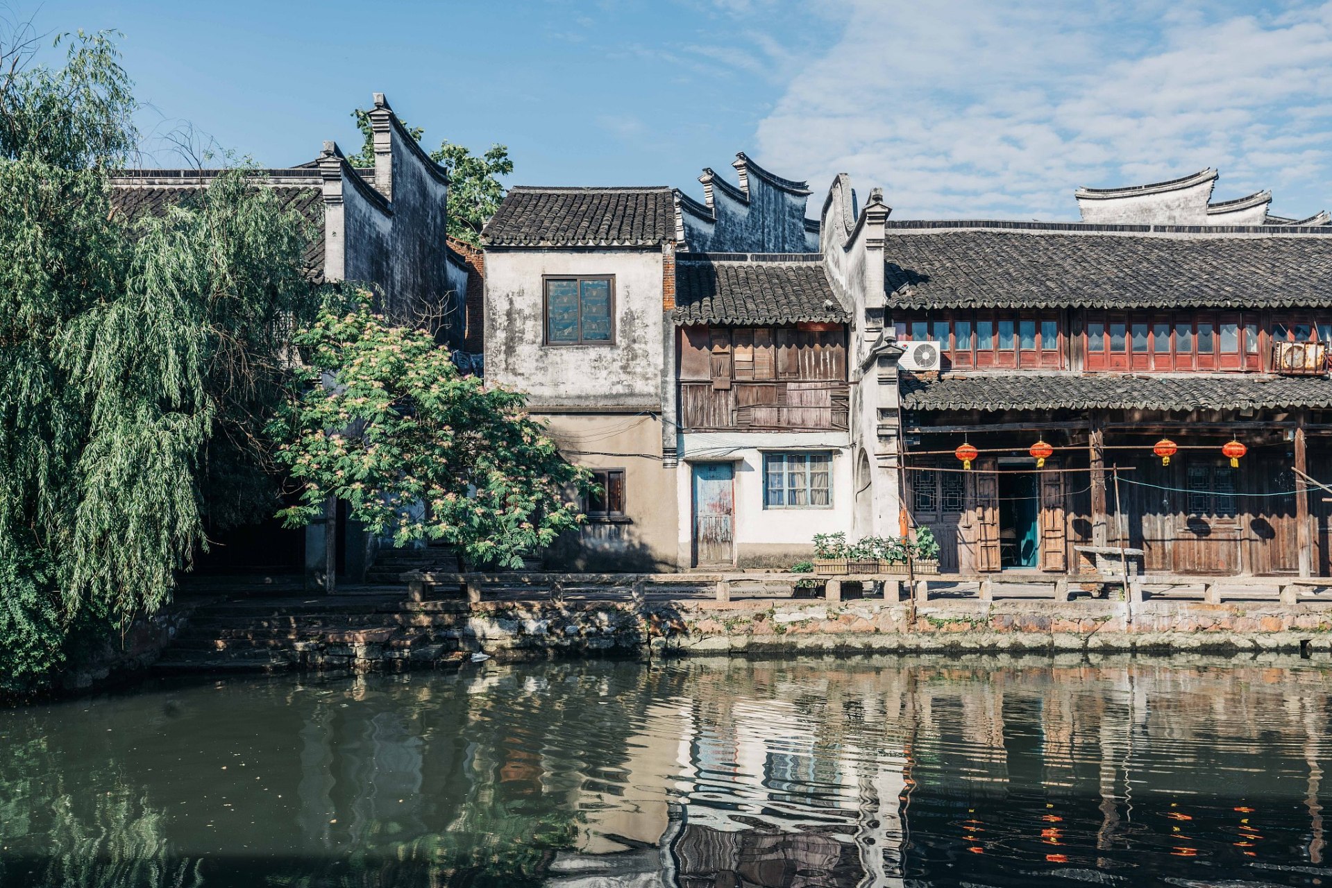 ai亚来杭州# 位于杭州的桐庐古镇,是一座拥有丰富历史文化的古老小 