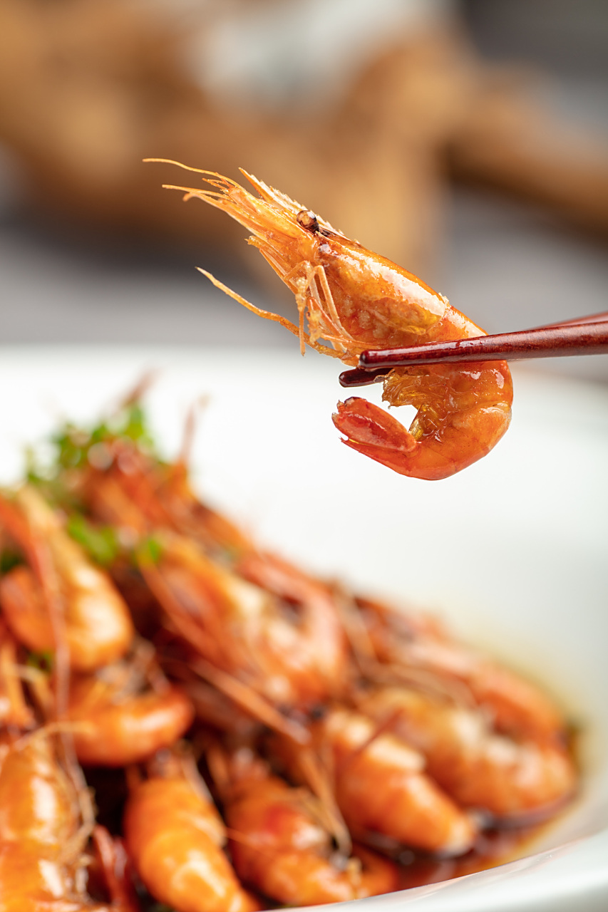 在炸小河虾这个问题中,正确的做法是使用淀粉,而不是面粉.淀粉的粘性