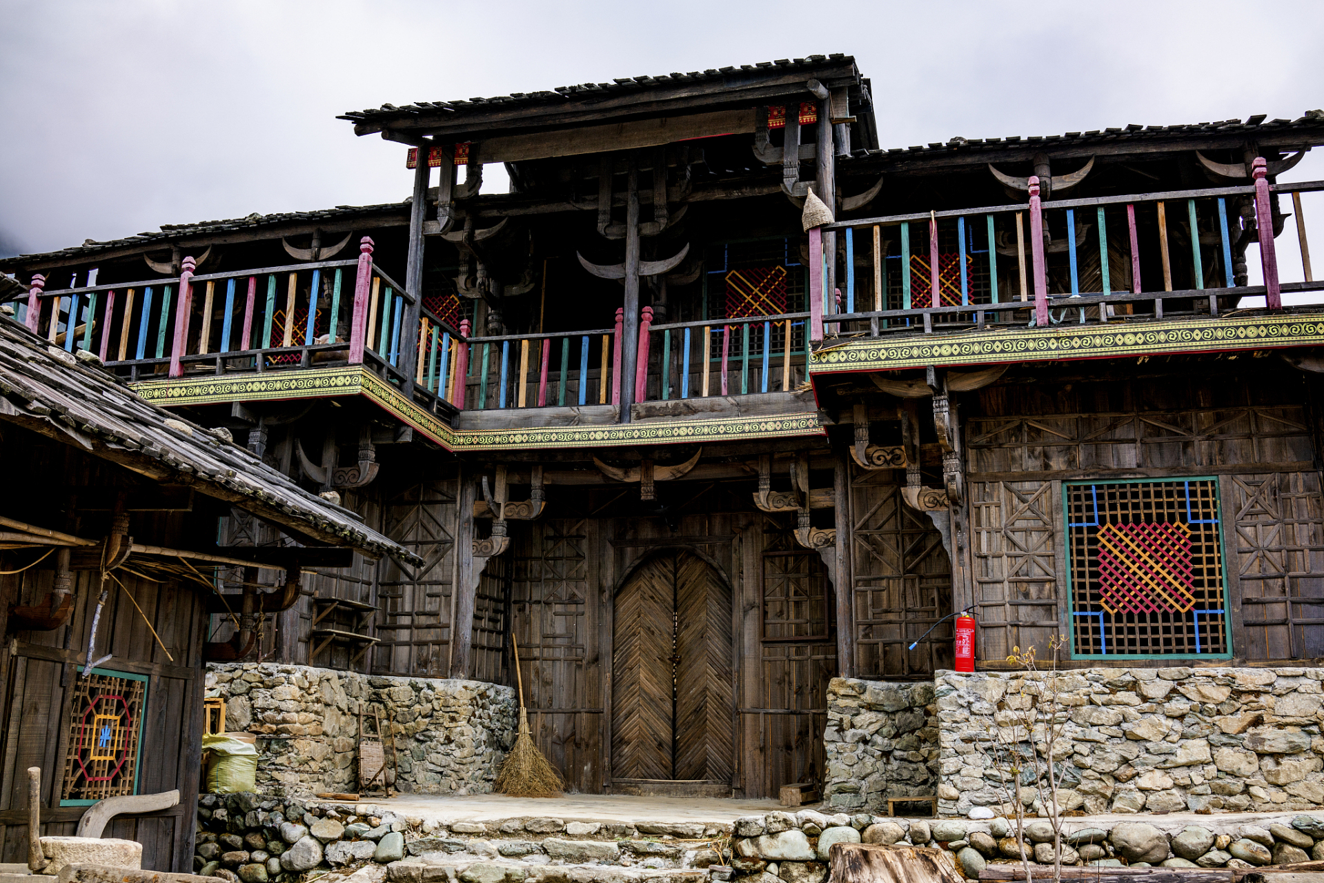 吊脚楼是羌族民居的特色建筑,是为了适应山区多雨多雾,防虫防潮而建造