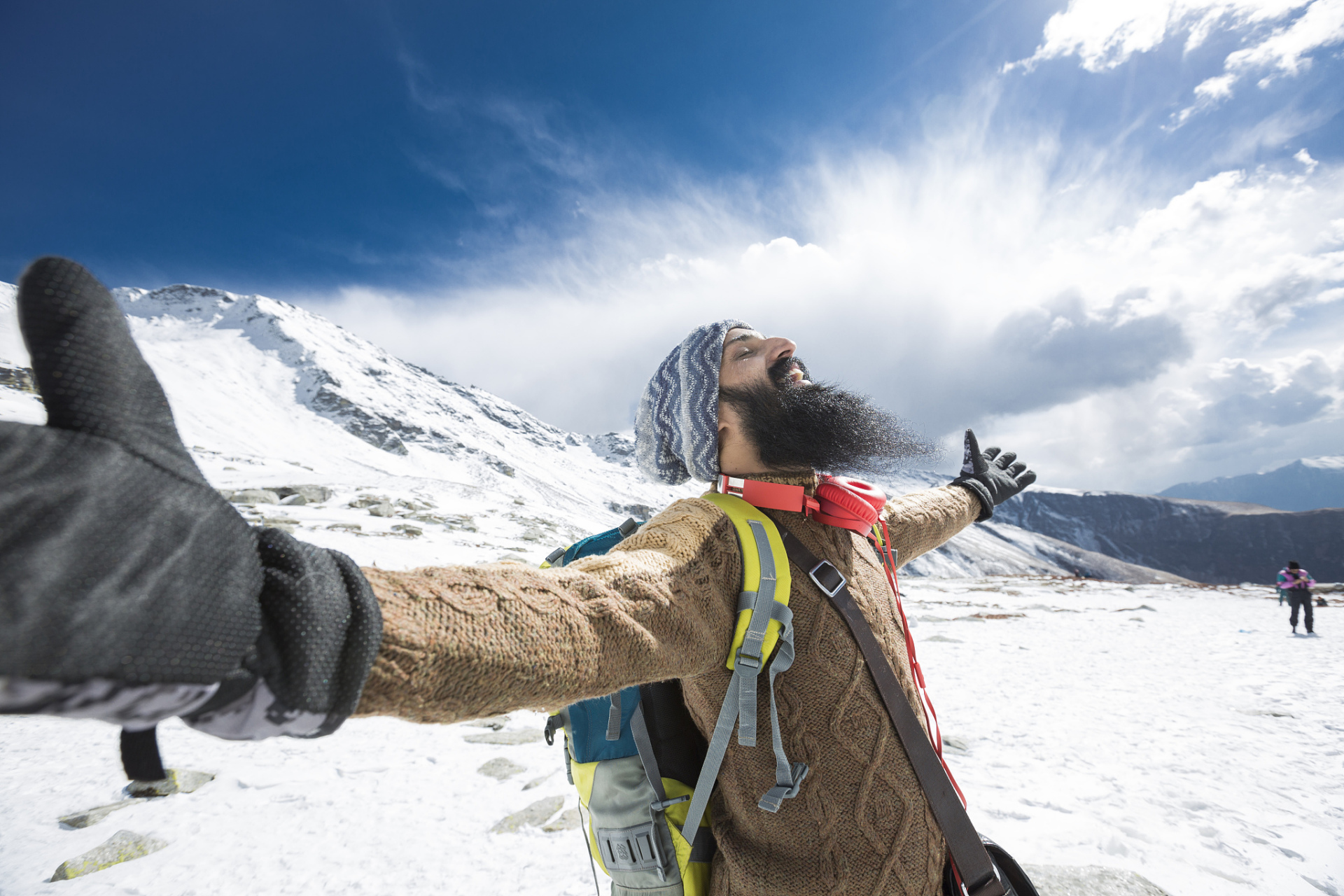 珠峰攀登者为救女子放弃登顶,被救女子只承担四成救援费?怎么评论?