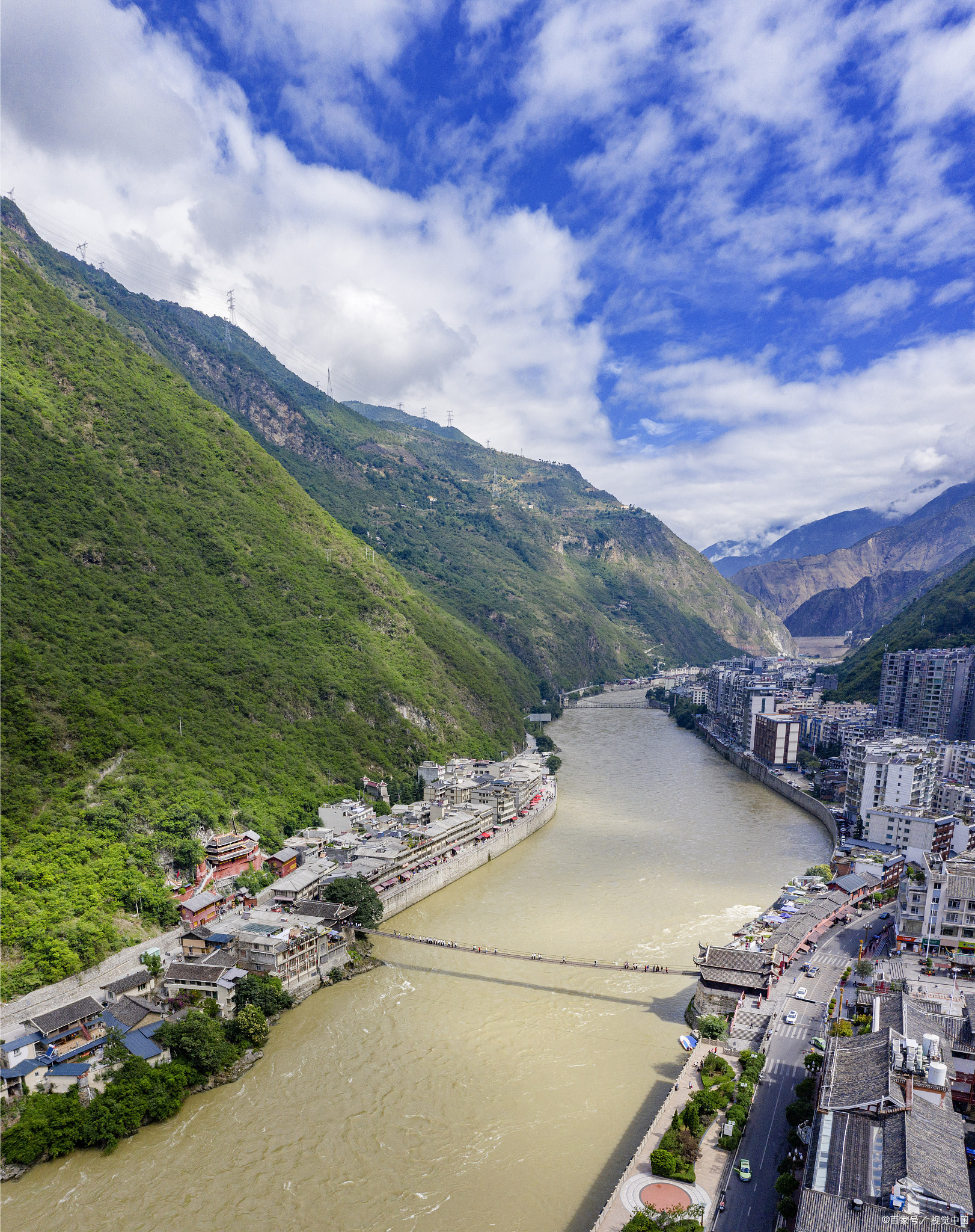 泸定桥,位于四川省甘孜藏族自治州泸定县泸桥镇,是一座建于清朝的铁索