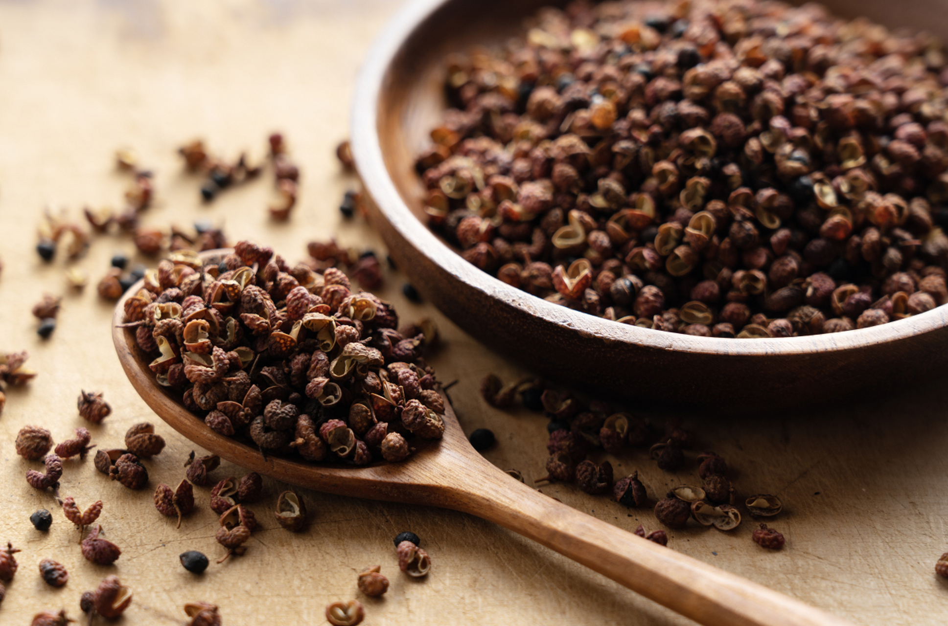 增强免疫力:使用花椒泡脚时,一定要先将花椒煎汤泡洗.