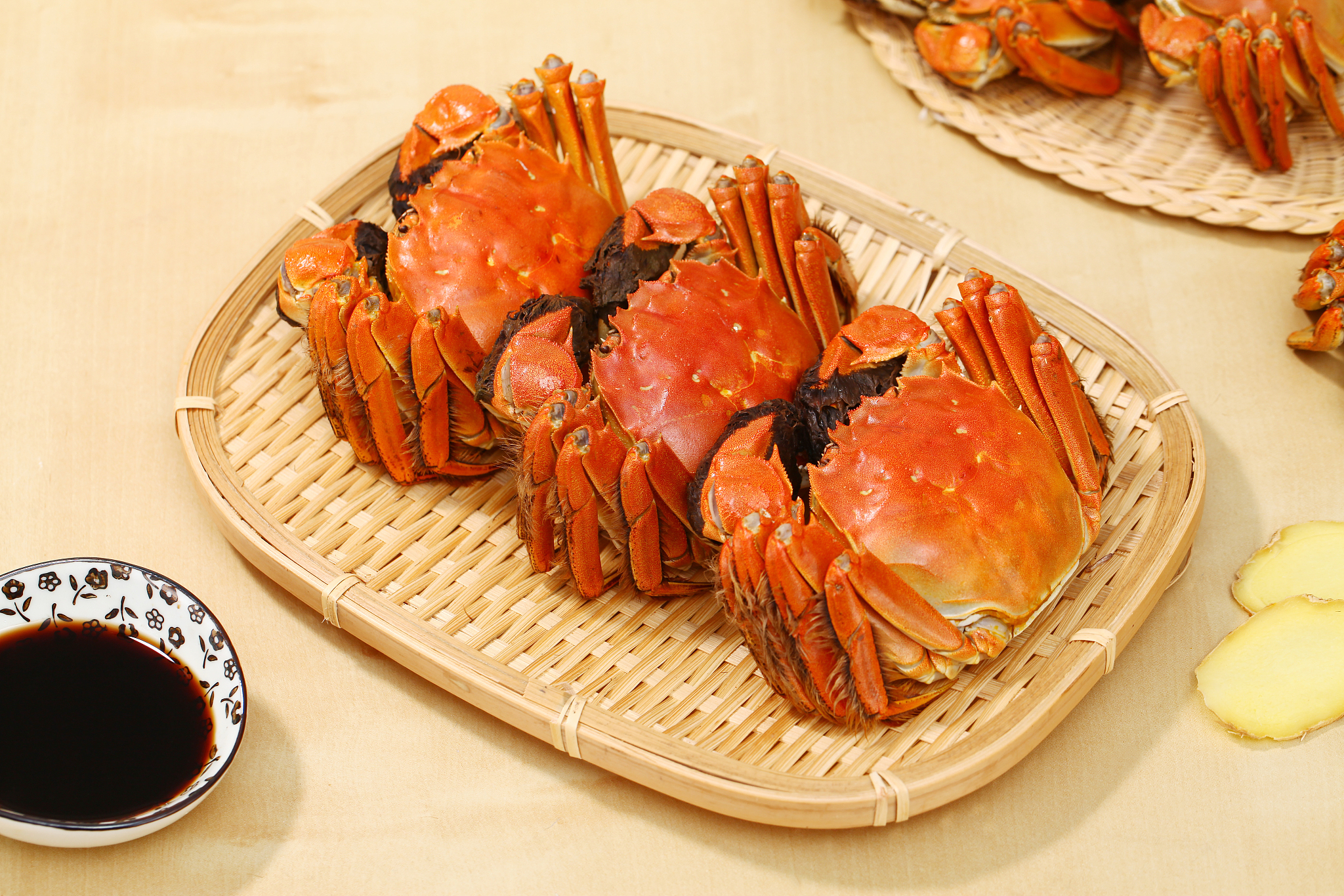 清蒸,炒年糕,煮粥等多种做法可烹饪大闸蟹,注意食品安全和卫生.