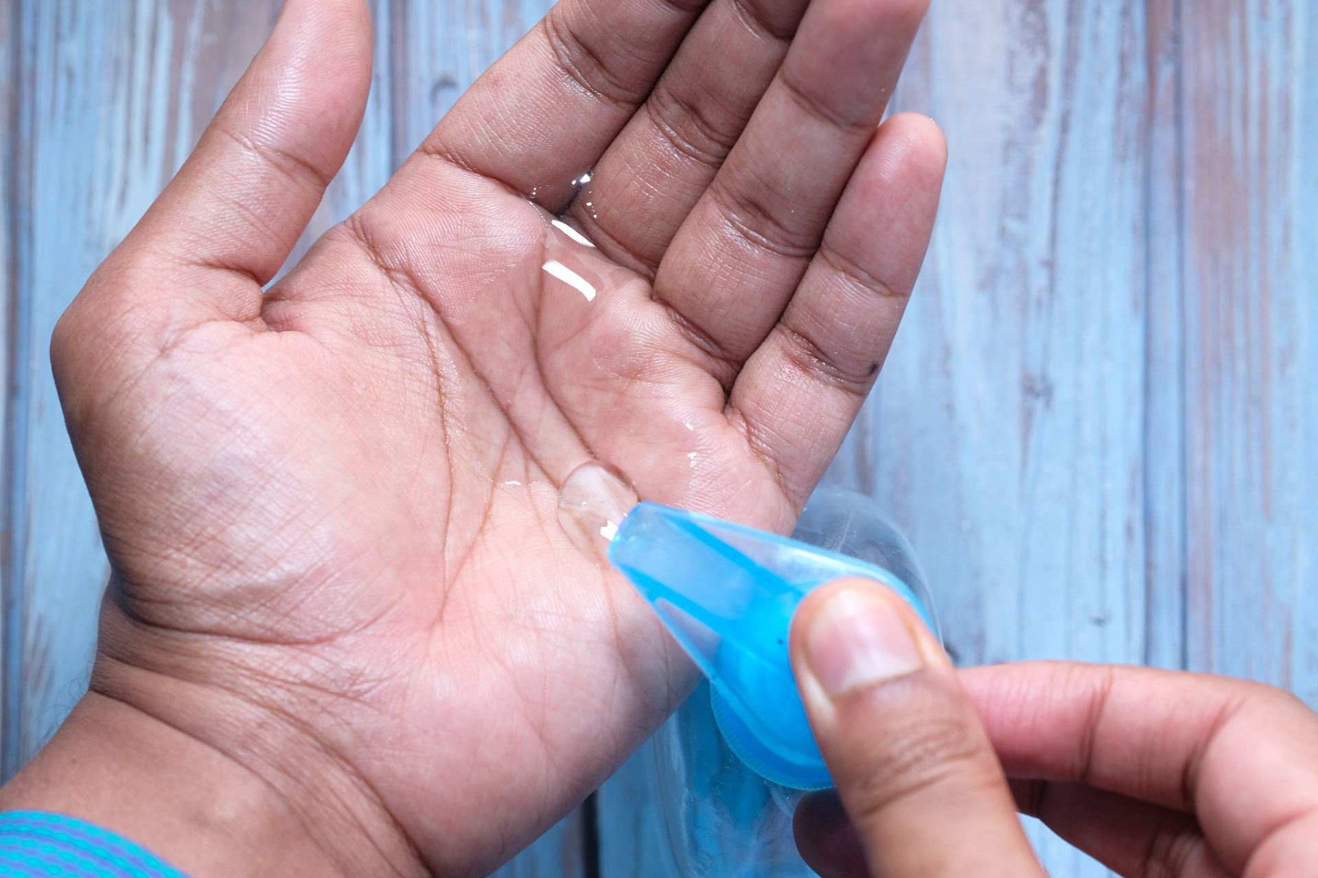 如果502胶水粘在手上,可以采取以下方法去除:洗手液和温水,食用油或