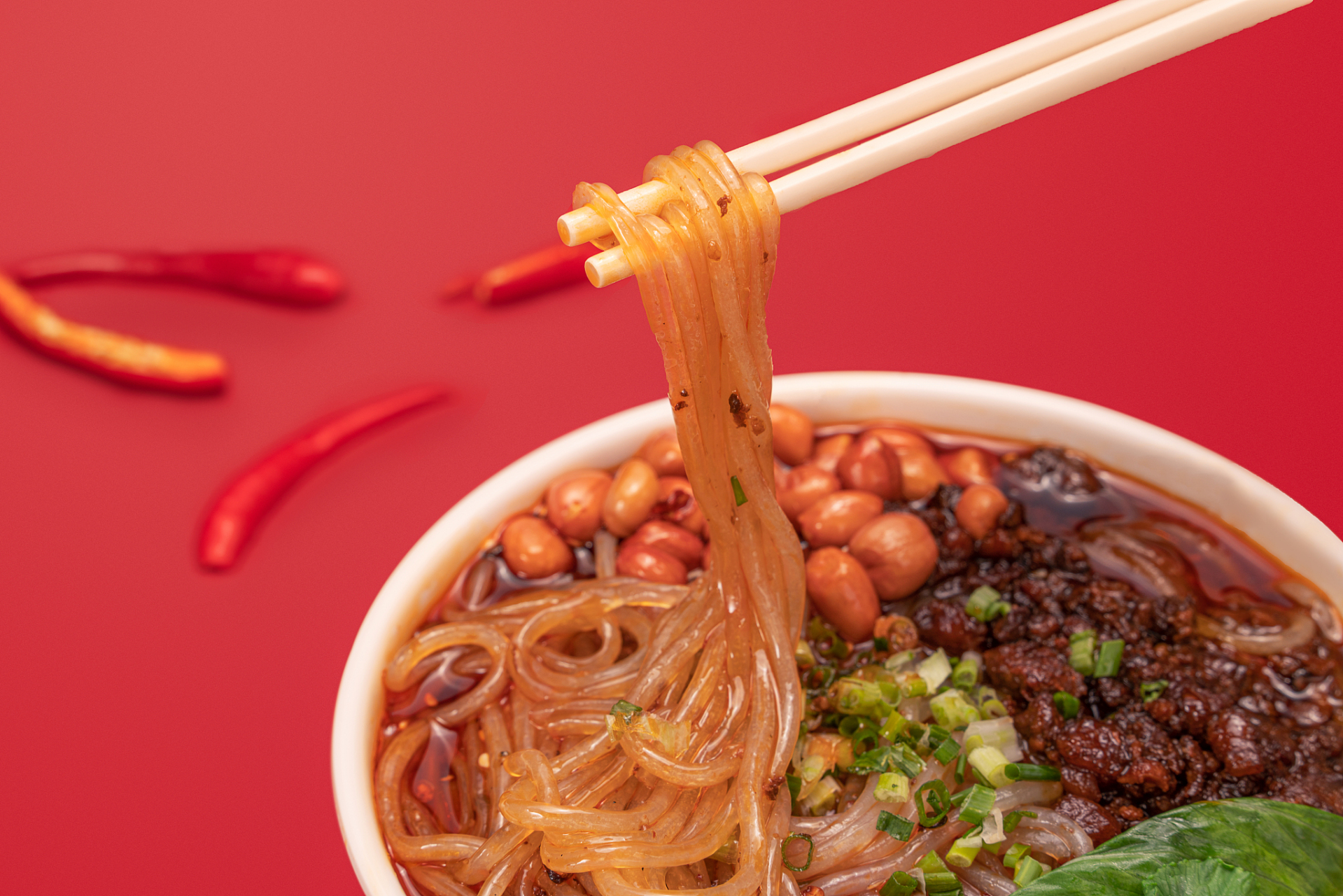 寻味主理人#重庆酸辣粉:酸辣可口,开胃解馋  酸辣粉是重庆街头巷尾