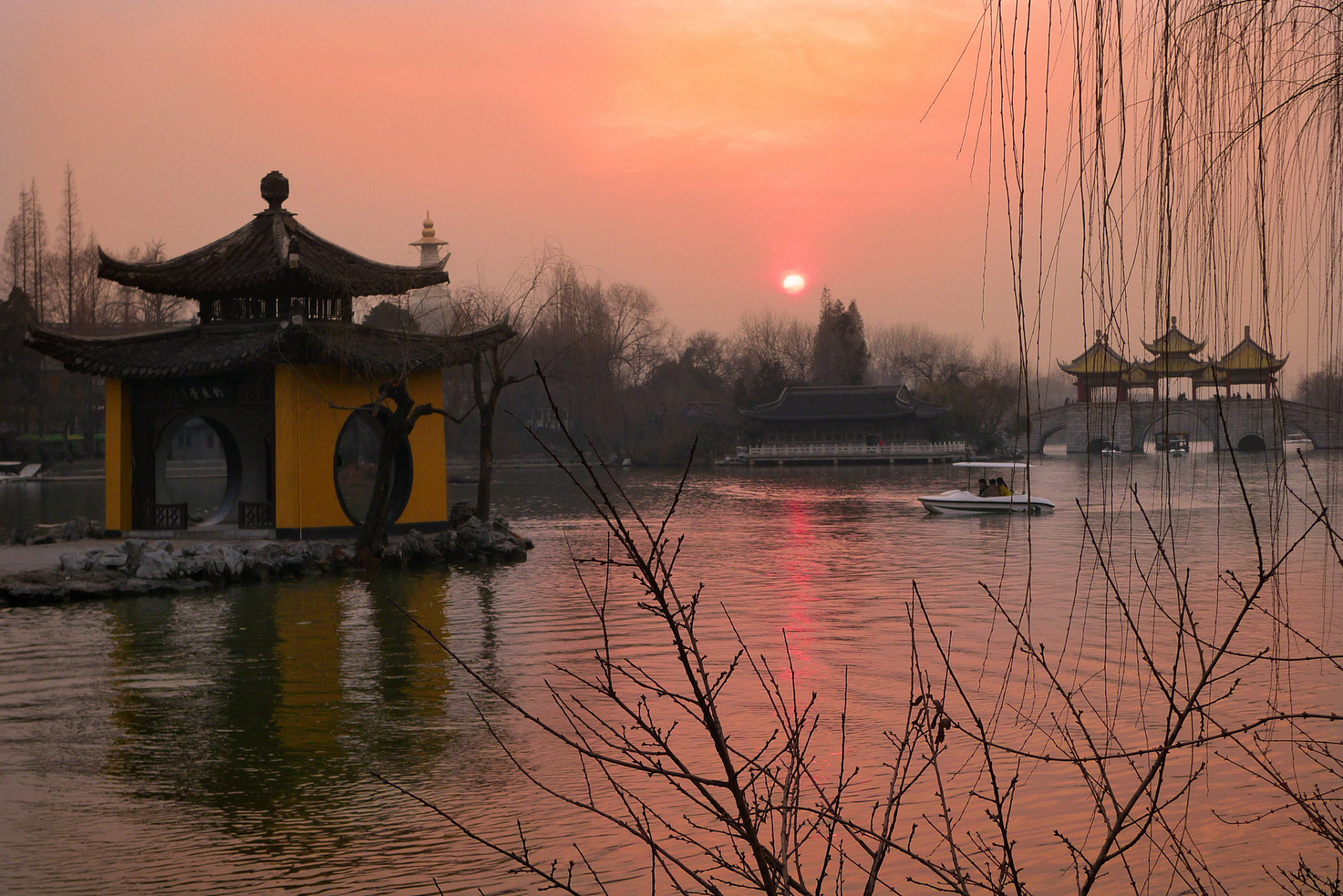 此景不仅是美景,更是情感的寄托.[原文:杭州西湖十景之平湖秋月]